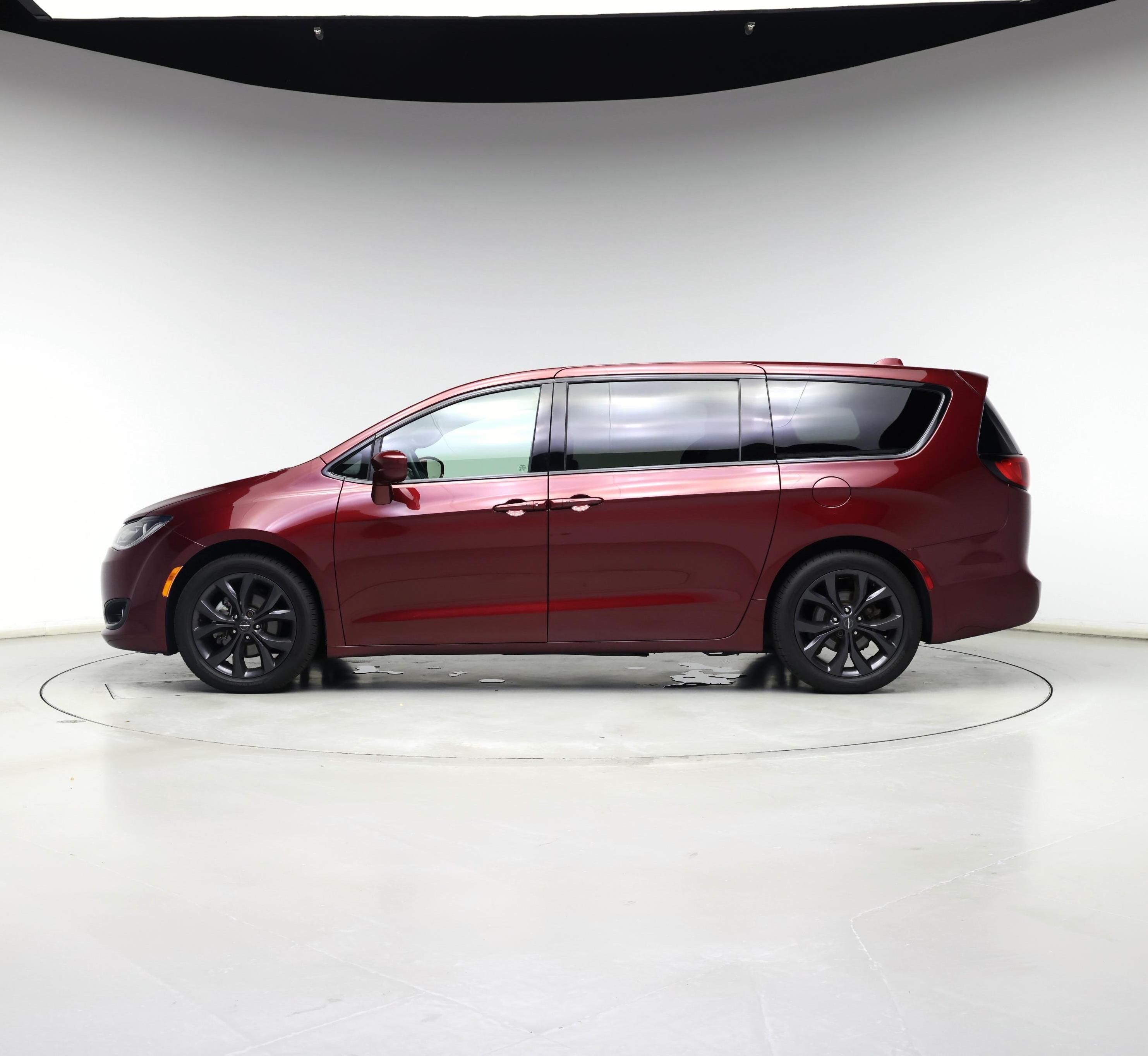 Thumbnail: 2018 Chrysler Pacifica - 3