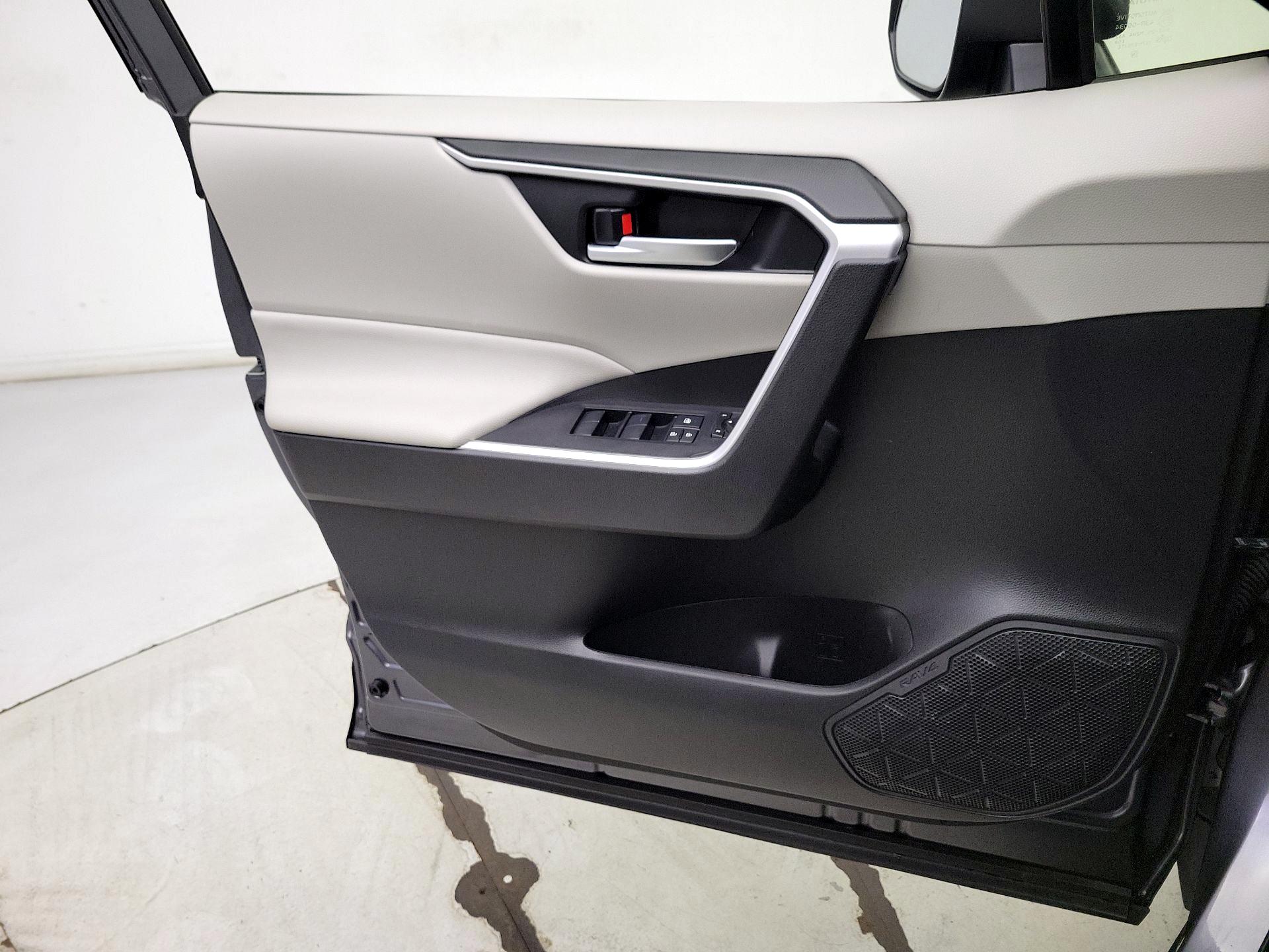Thumbnail: 2020 Toyota RAV4 - 12