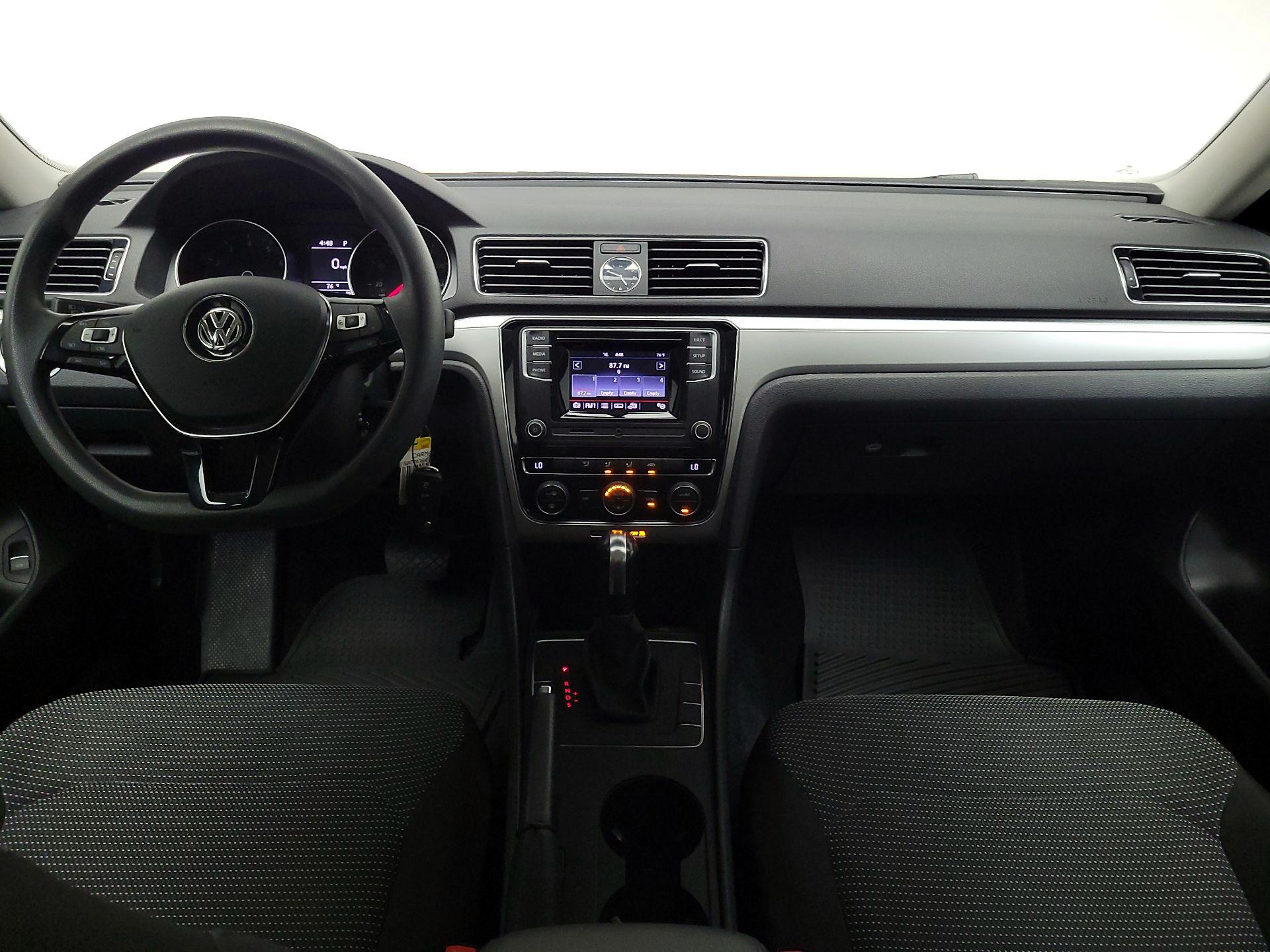 Thumbnail: 2017 Volkswagen Passat - 9