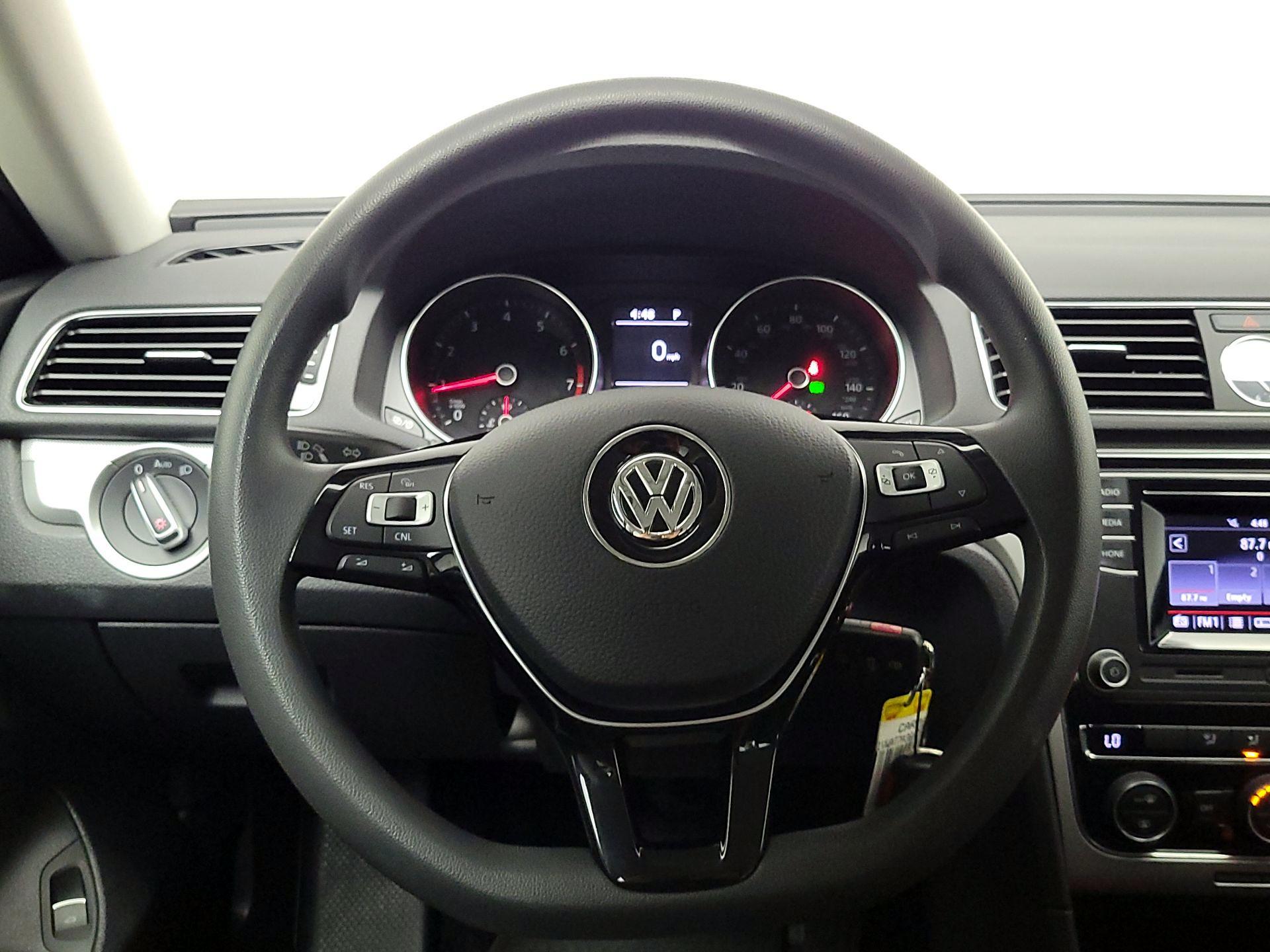 Thumbnail: 2017 Volkswagen Passat - 10
