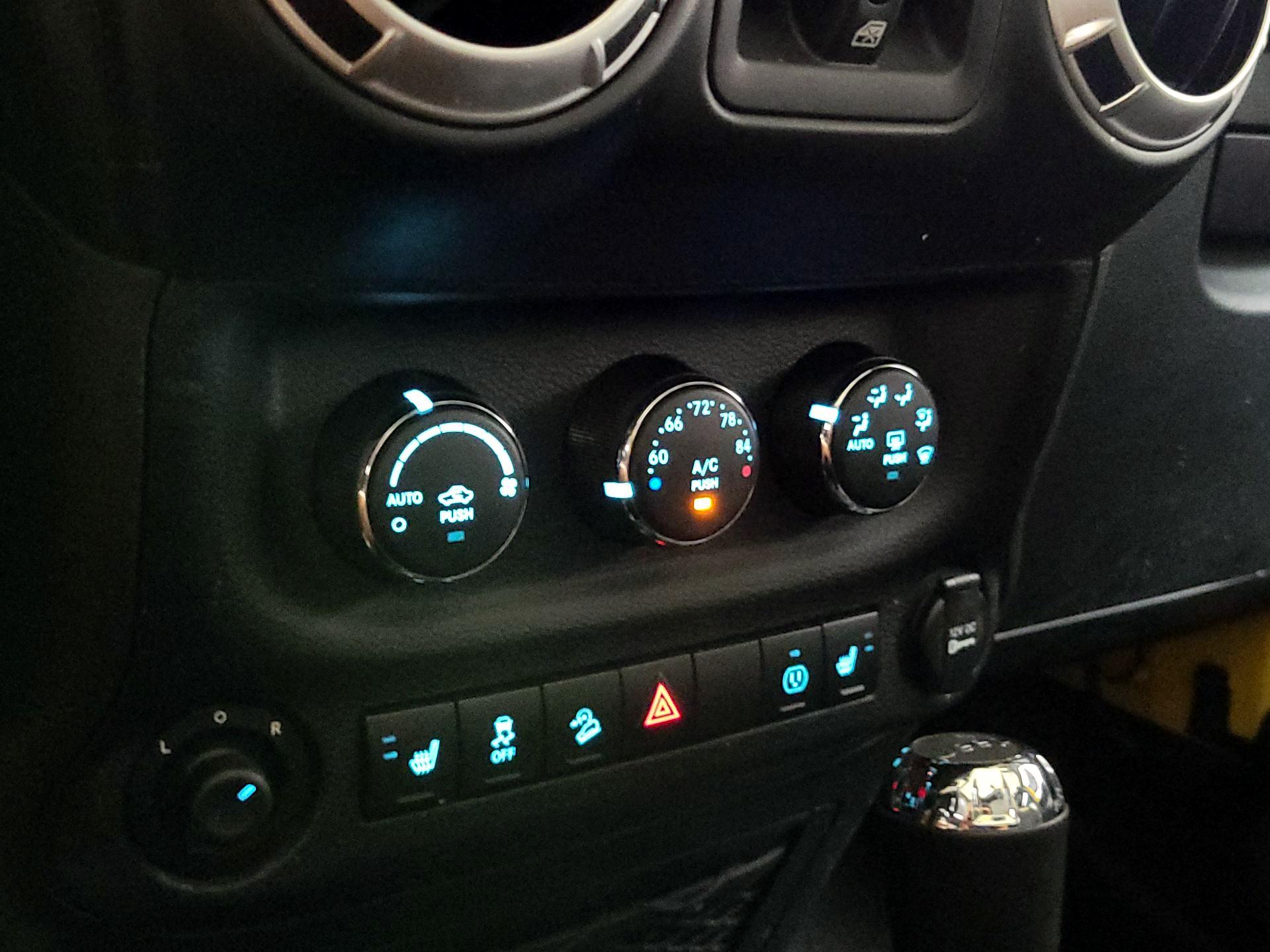Thumbnail: 2015 Jeep Wrangler - 14
