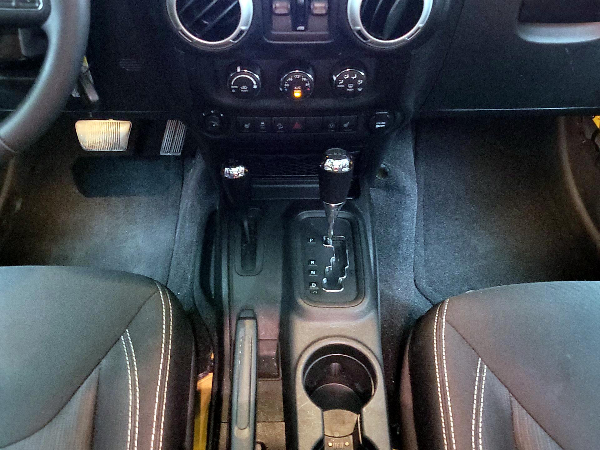 Thumbnail: 2015 Jeep Wrangler - 15
