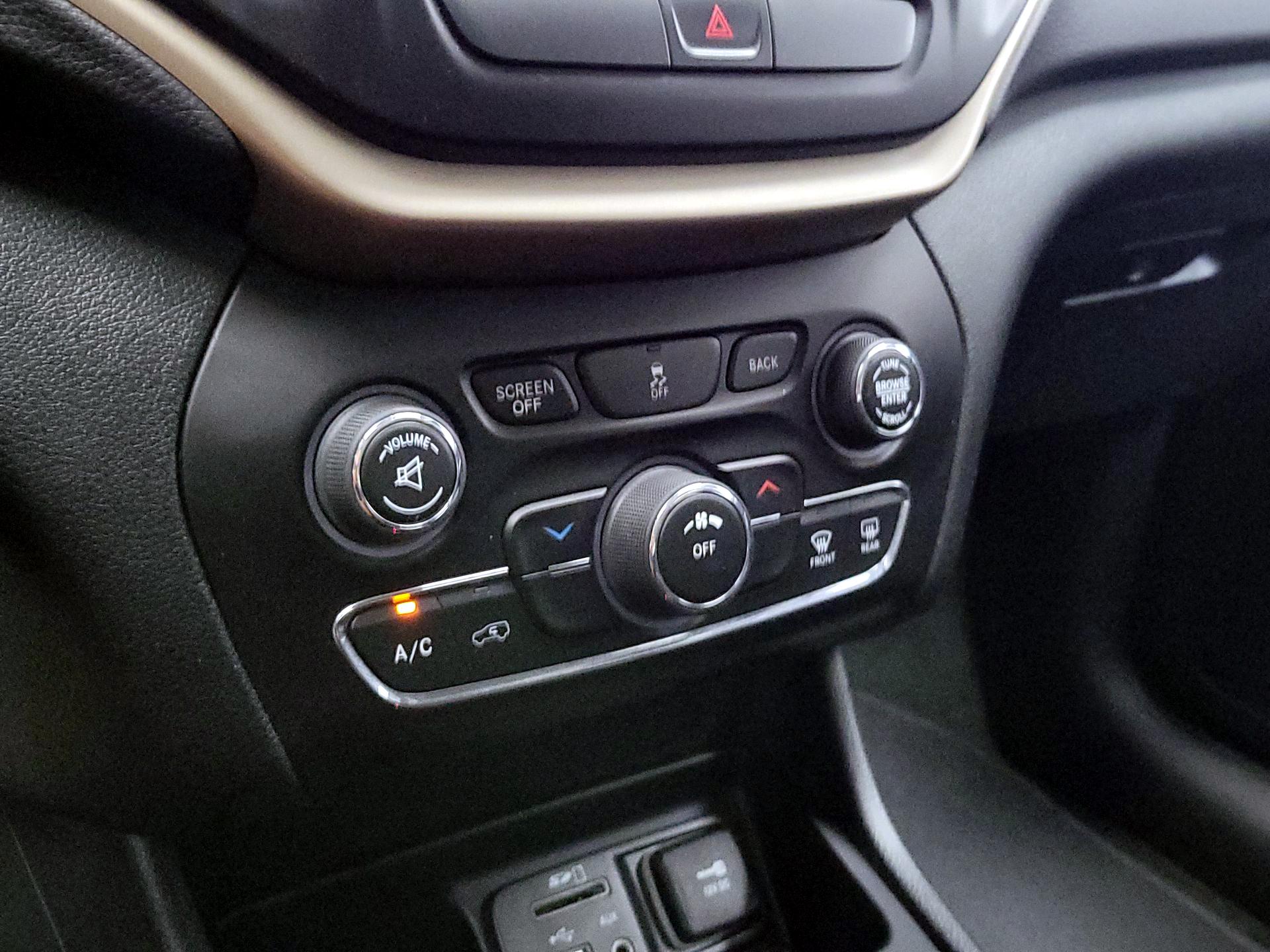 Thumbnail: 2015 Jeep Cherokee - 16