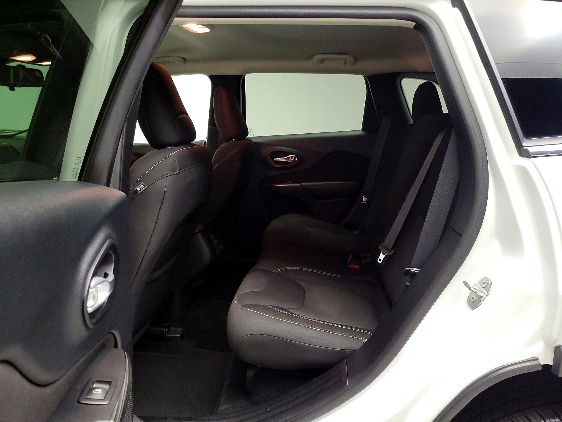 Thumbnail: 2015 Jeep Cherokee - 19