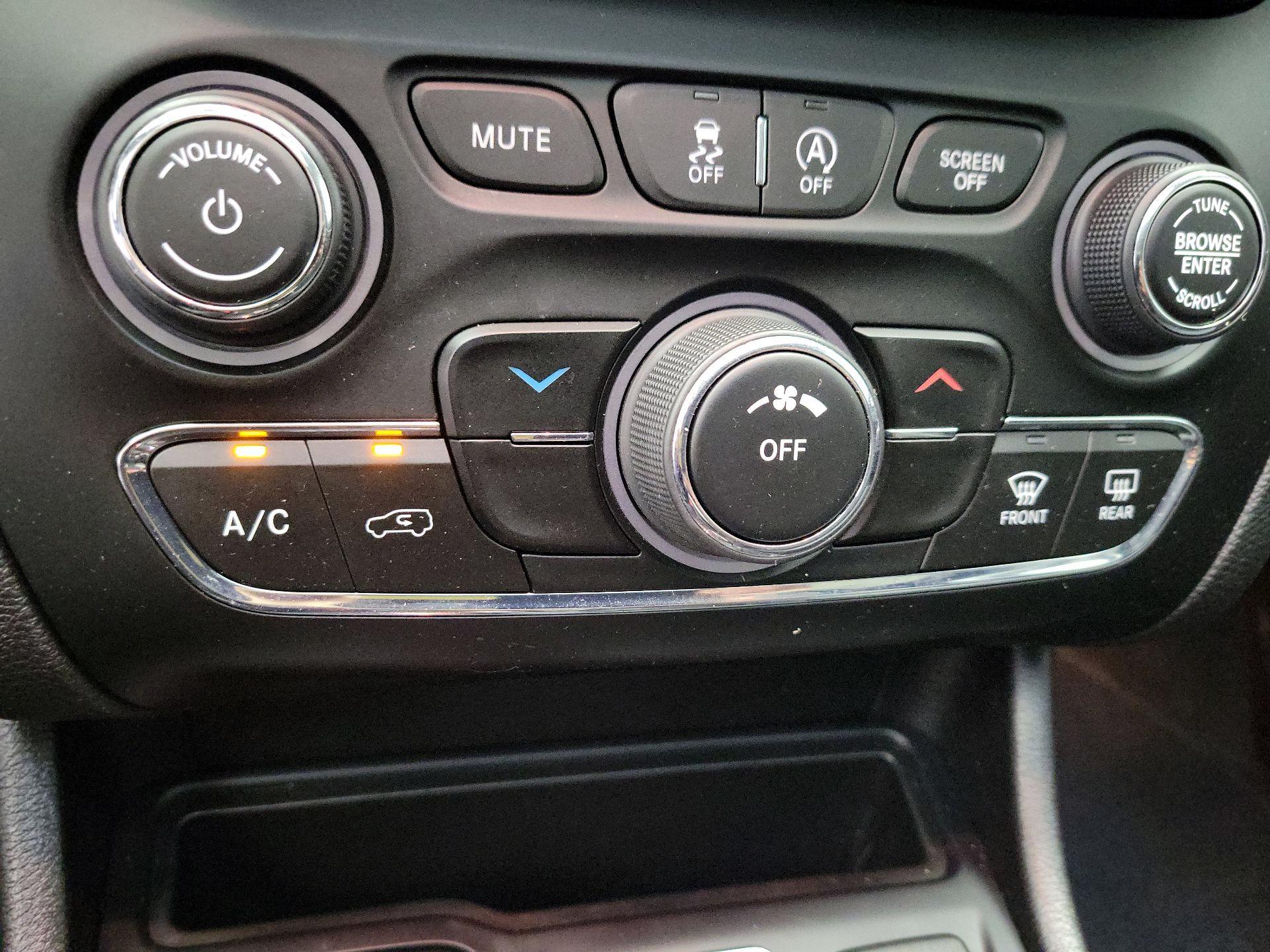 Thumbnail: 2021 Jeep Cherokee - 15