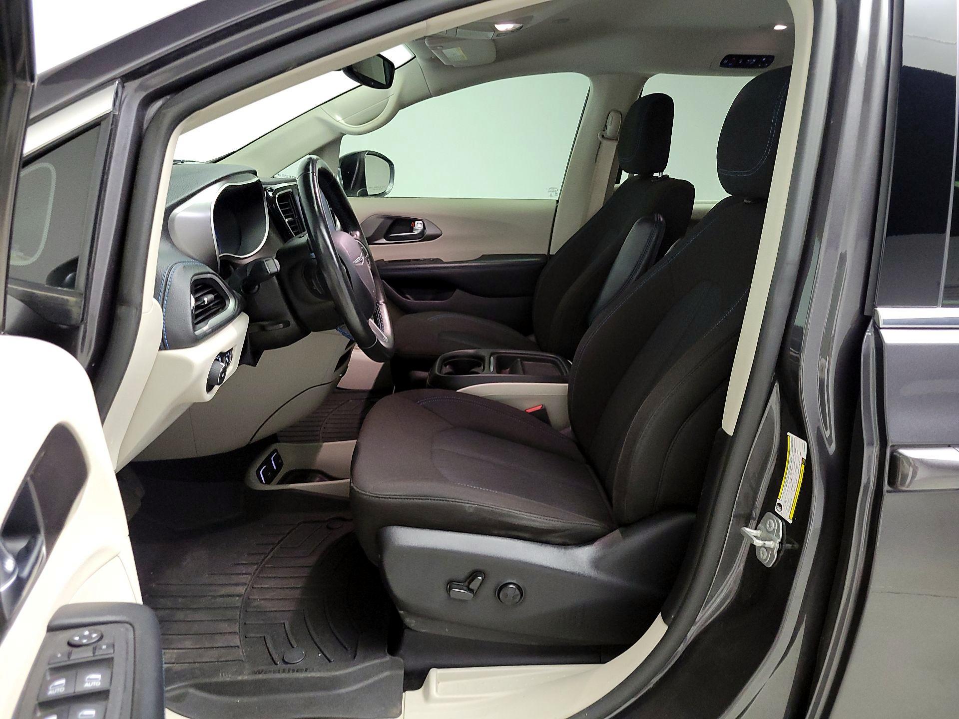 Thumbnail: 2021 Chrysler Pacifica - 11
