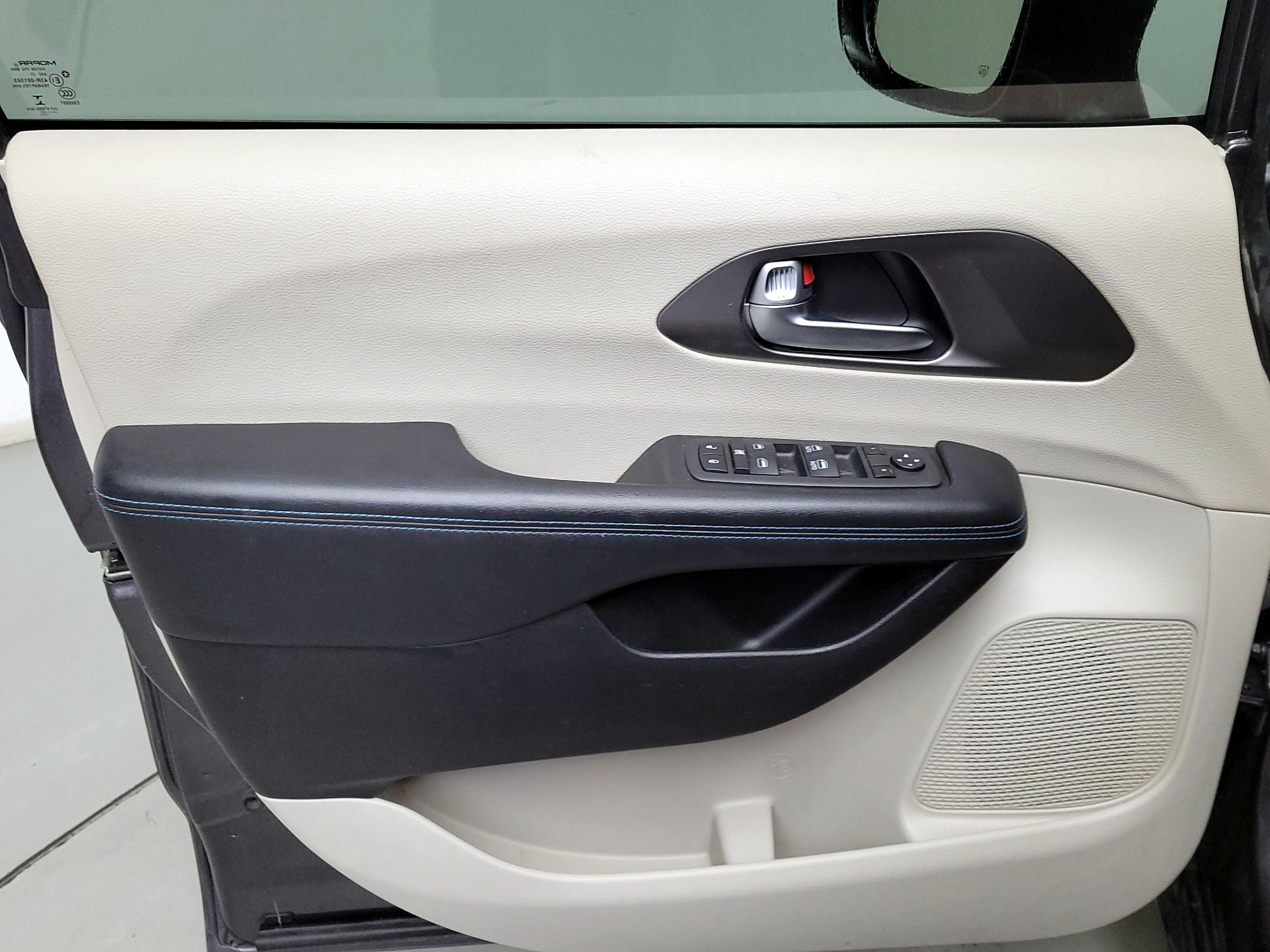 Thumbnail: 2021 Chrysler Pacifica - 12