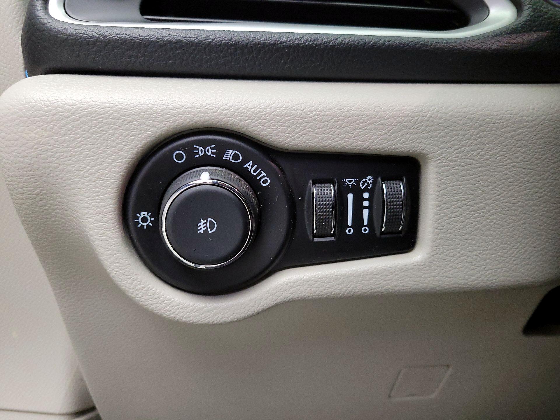 Thumbnail: 2021 Chrysler Pacifica - 13