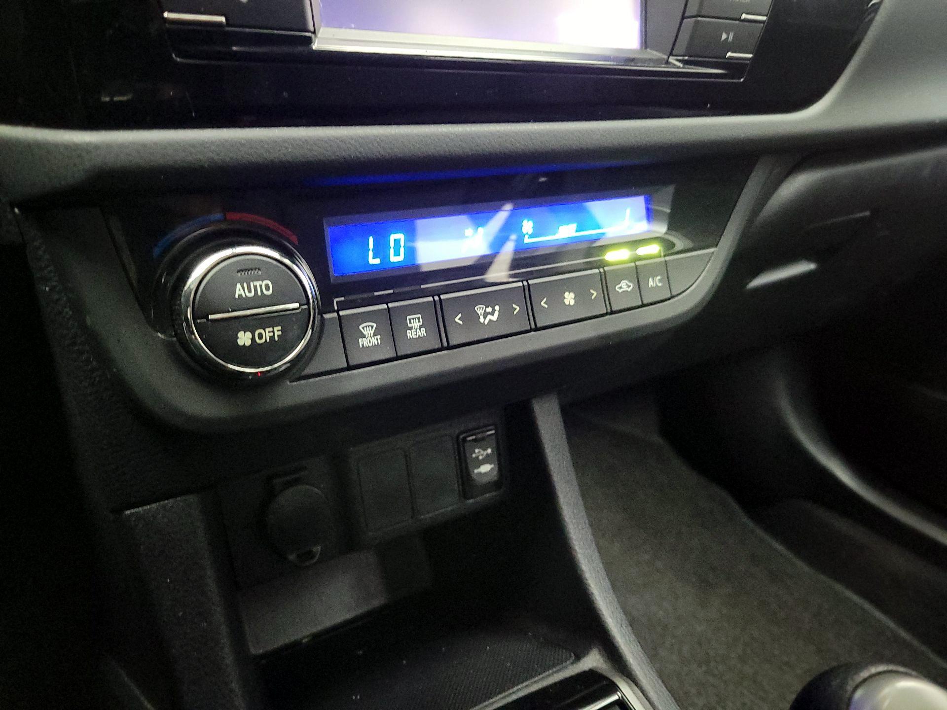 Thumbnail: 2015 Toyota Corolla - 16