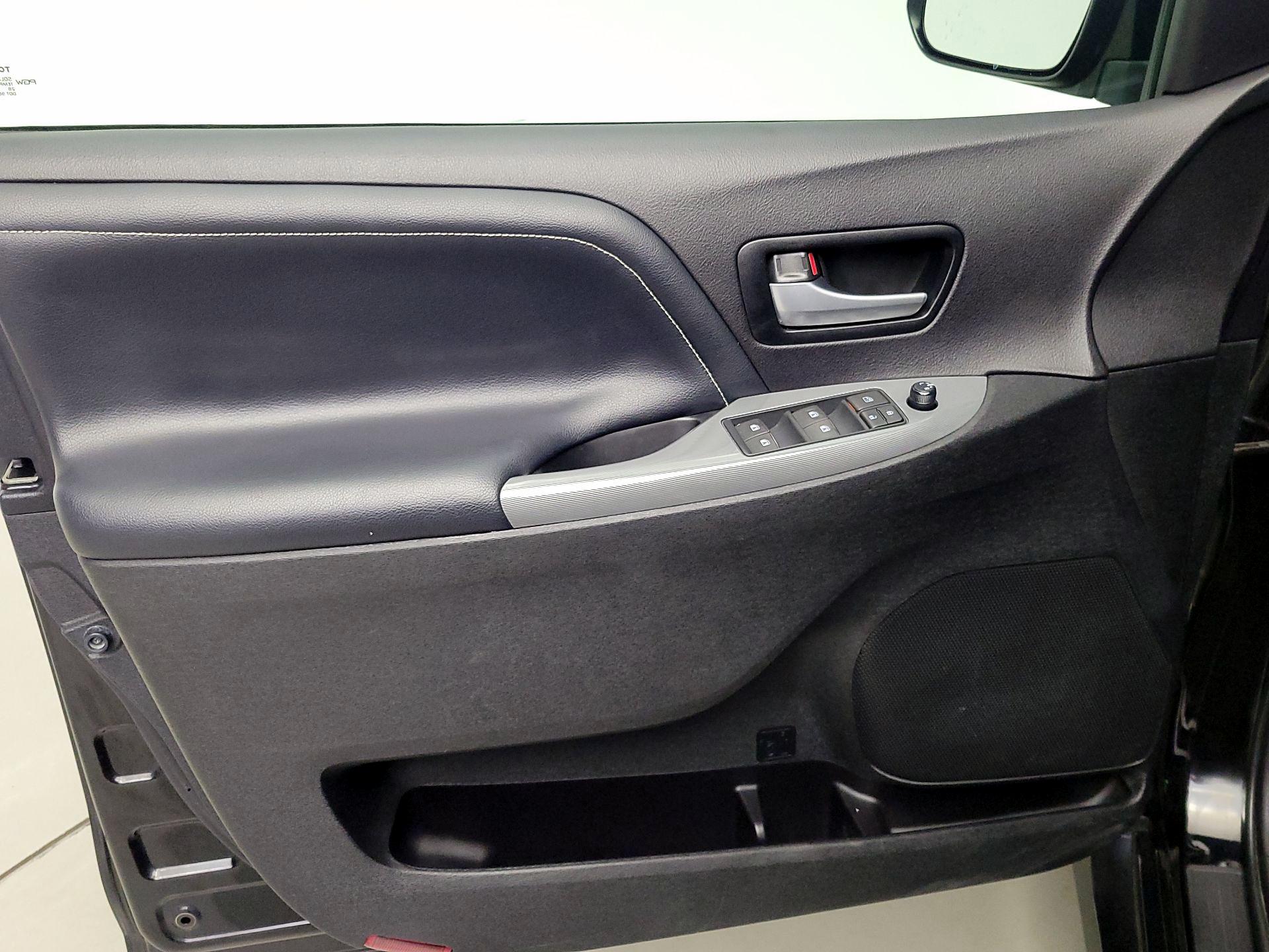 Thumbnail: 2015 Toyota Sienna - 12