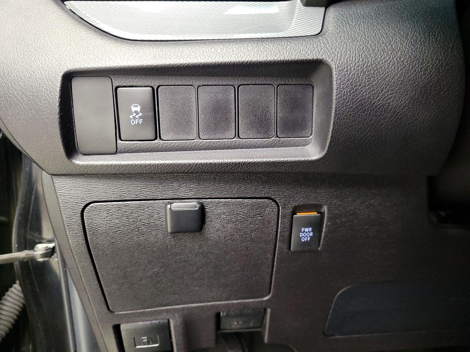 Thumbnail: 2015 Toyota Sienna - 13