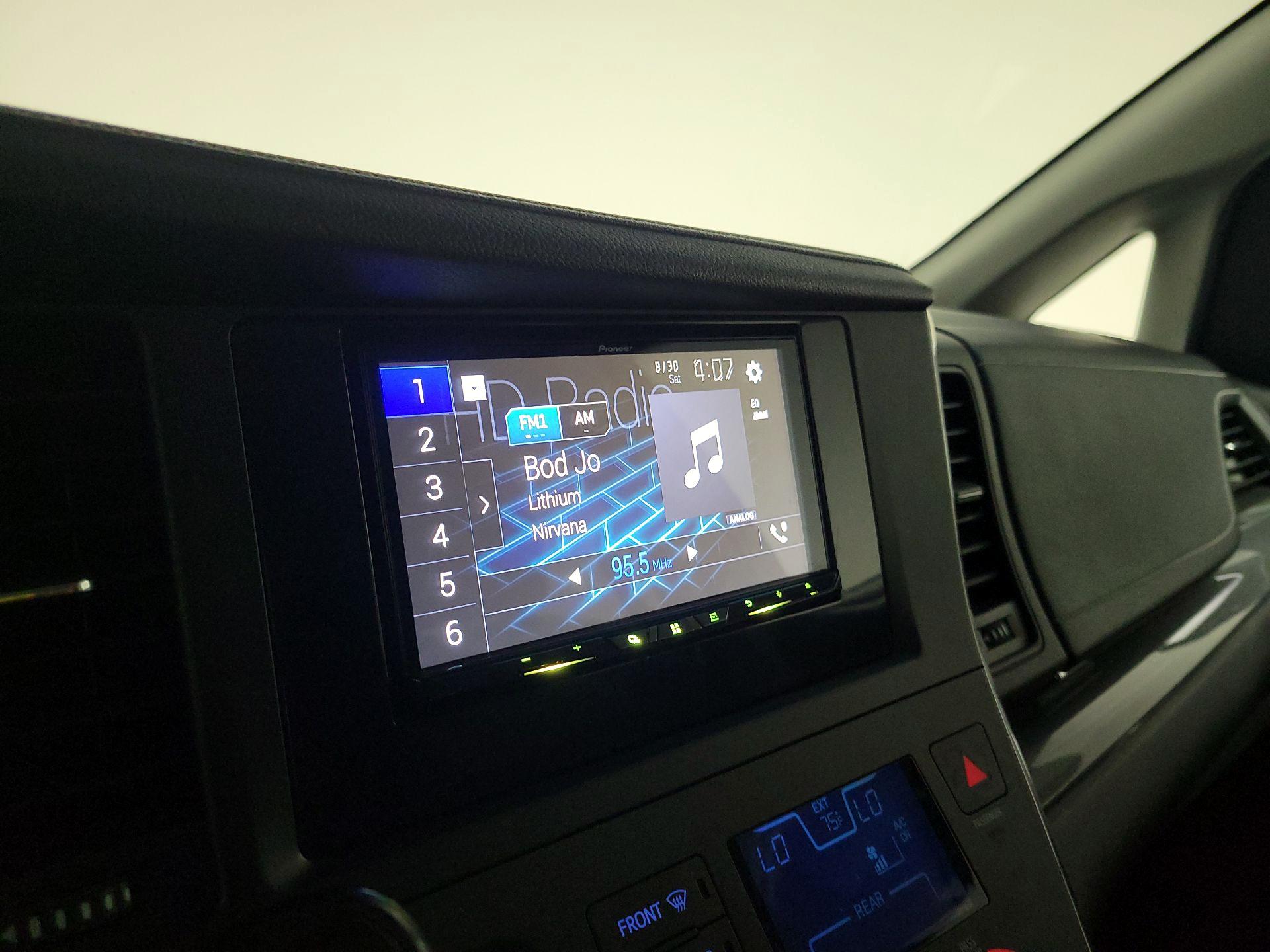 Thumbnail: 2015 Toyota Sienna - 15