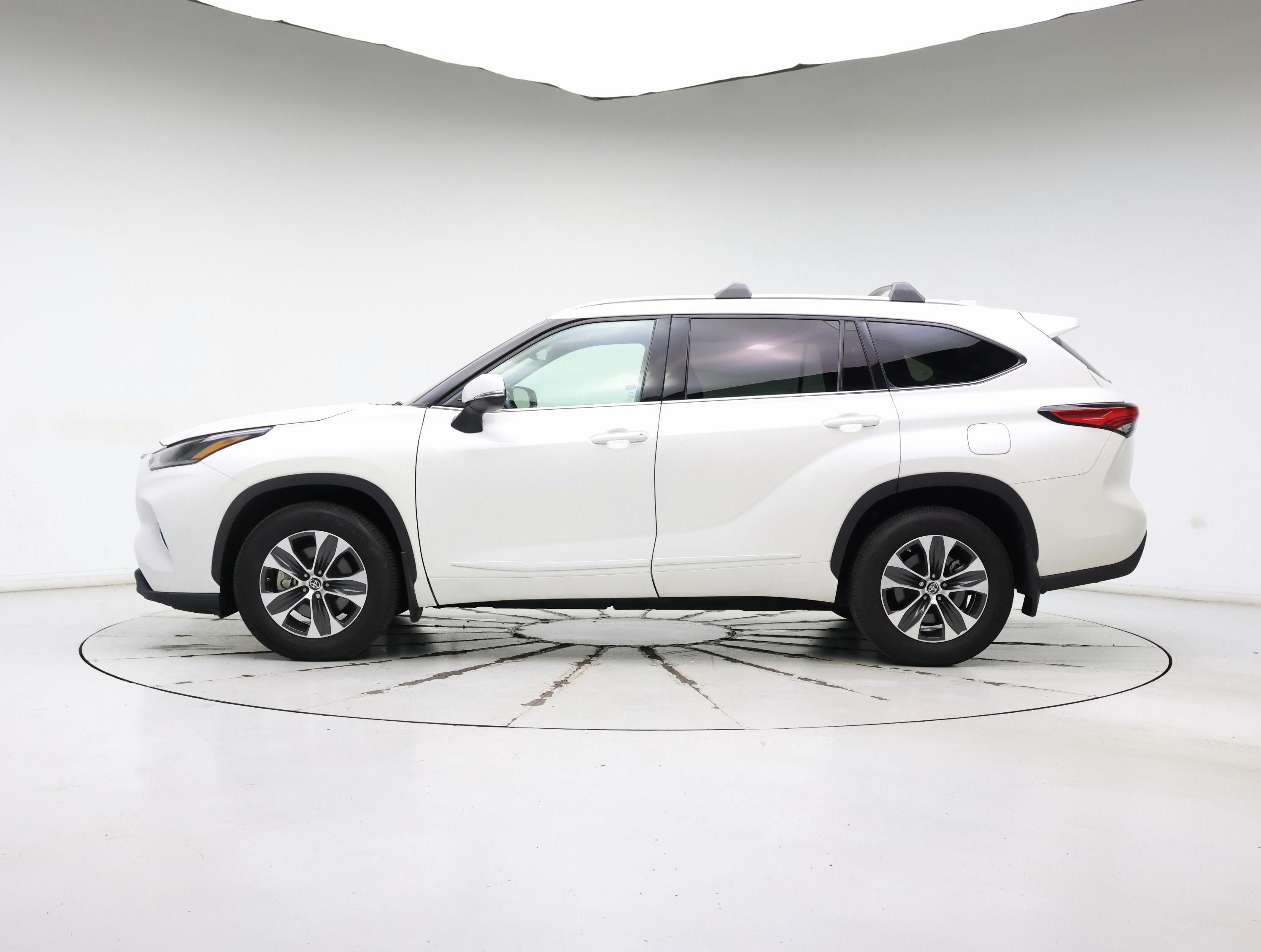 Thumbnail: 2021 Toyota Highlander - 3