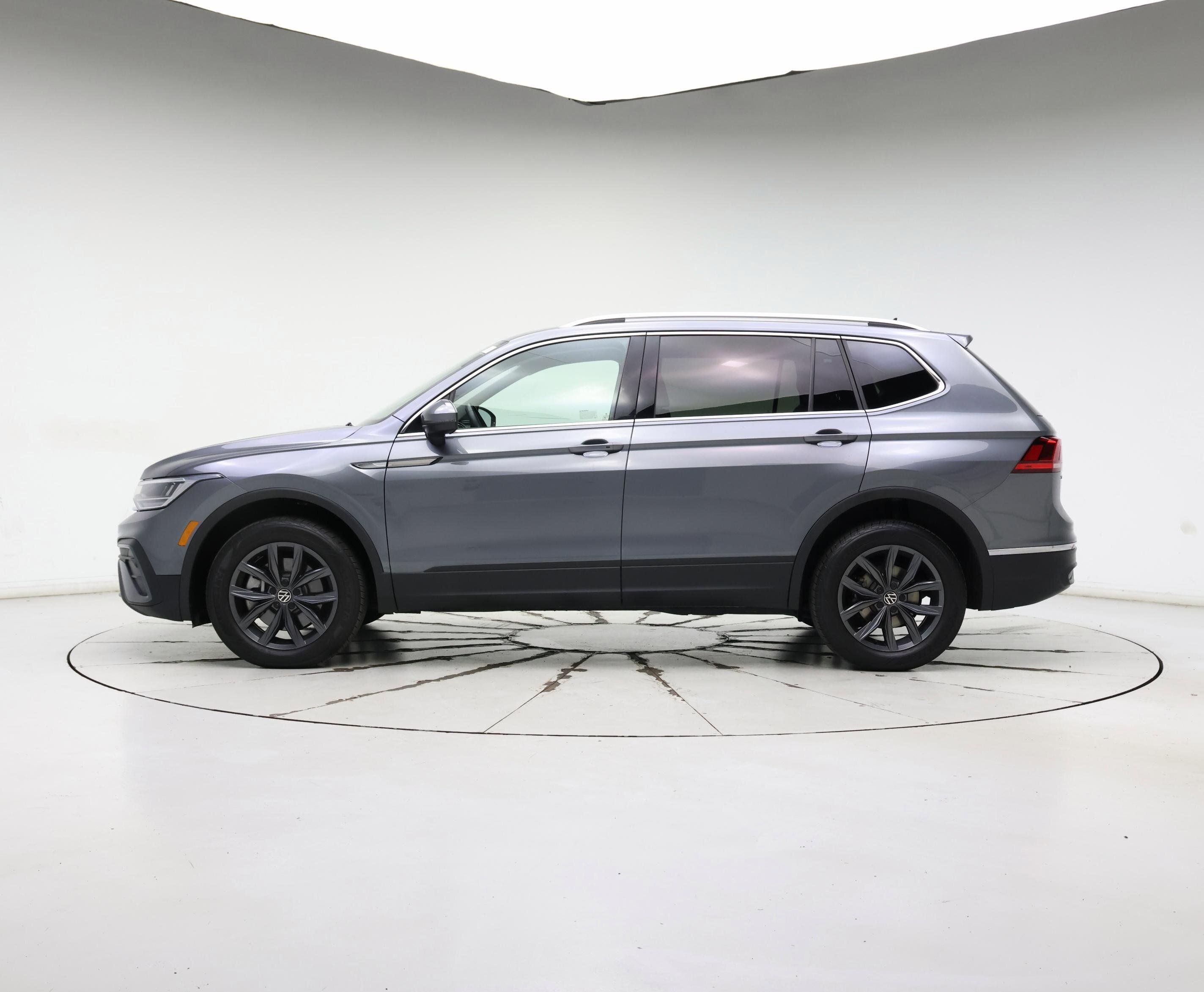Thumbnail: 2023 Volkswagen Tiguan - 3