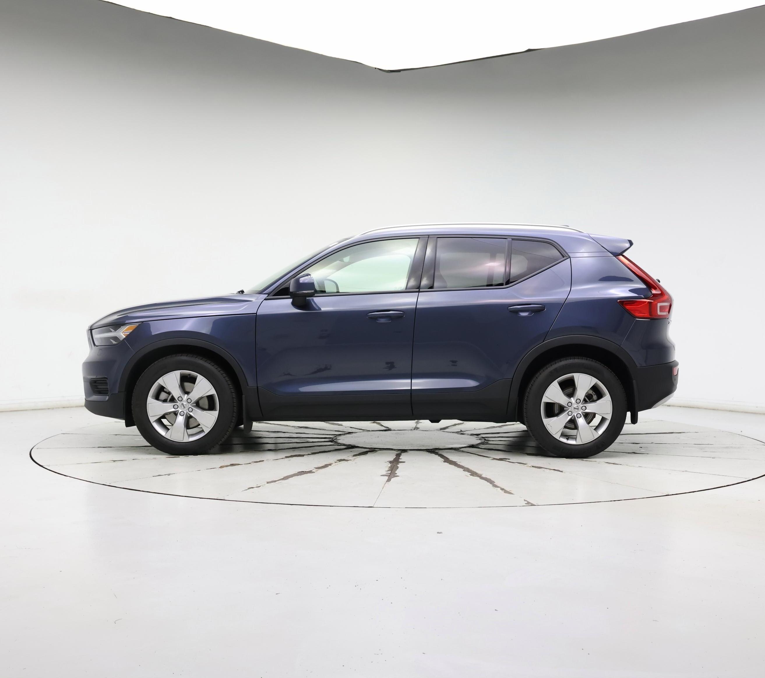 Thumbnail: 2022 Volvo XC40 - 3