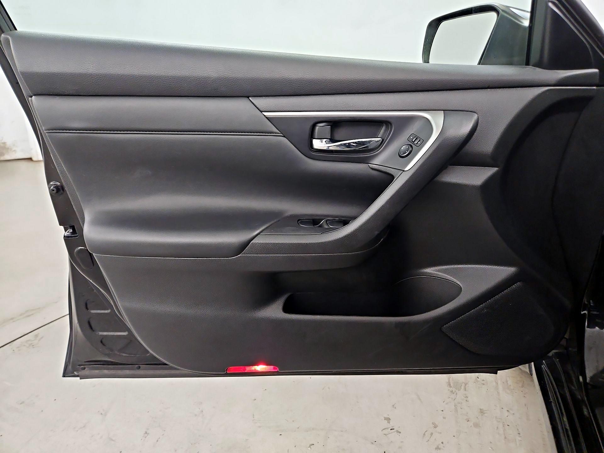 Thumbnail: 2015 Nissan Altima - 12