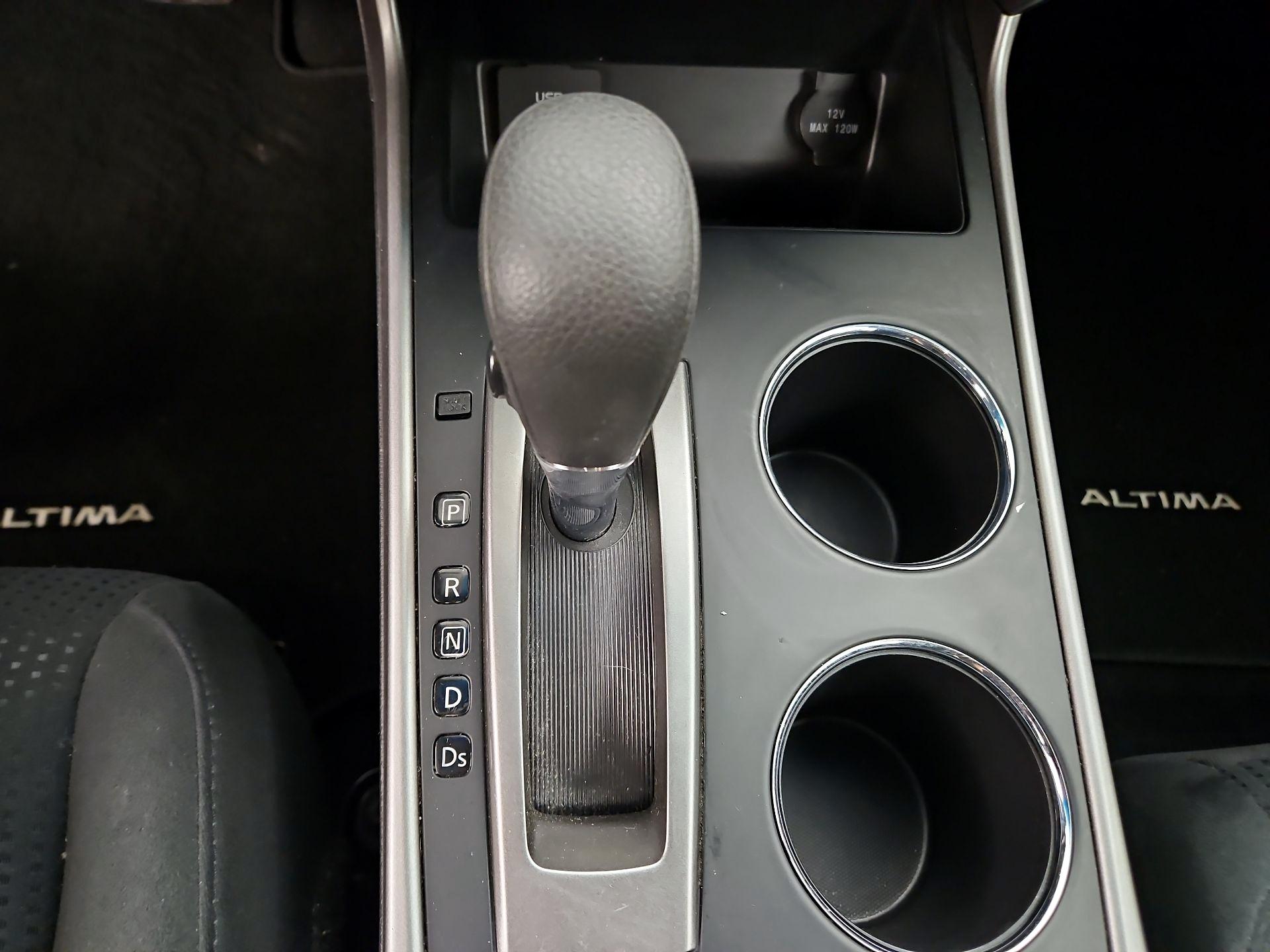 Thumbnail: 2015 Nissan Altima - 17