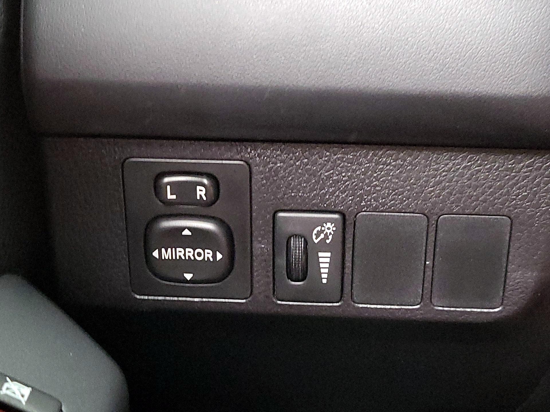 Thumbnail: 2016 Toyota RAV4 - 13