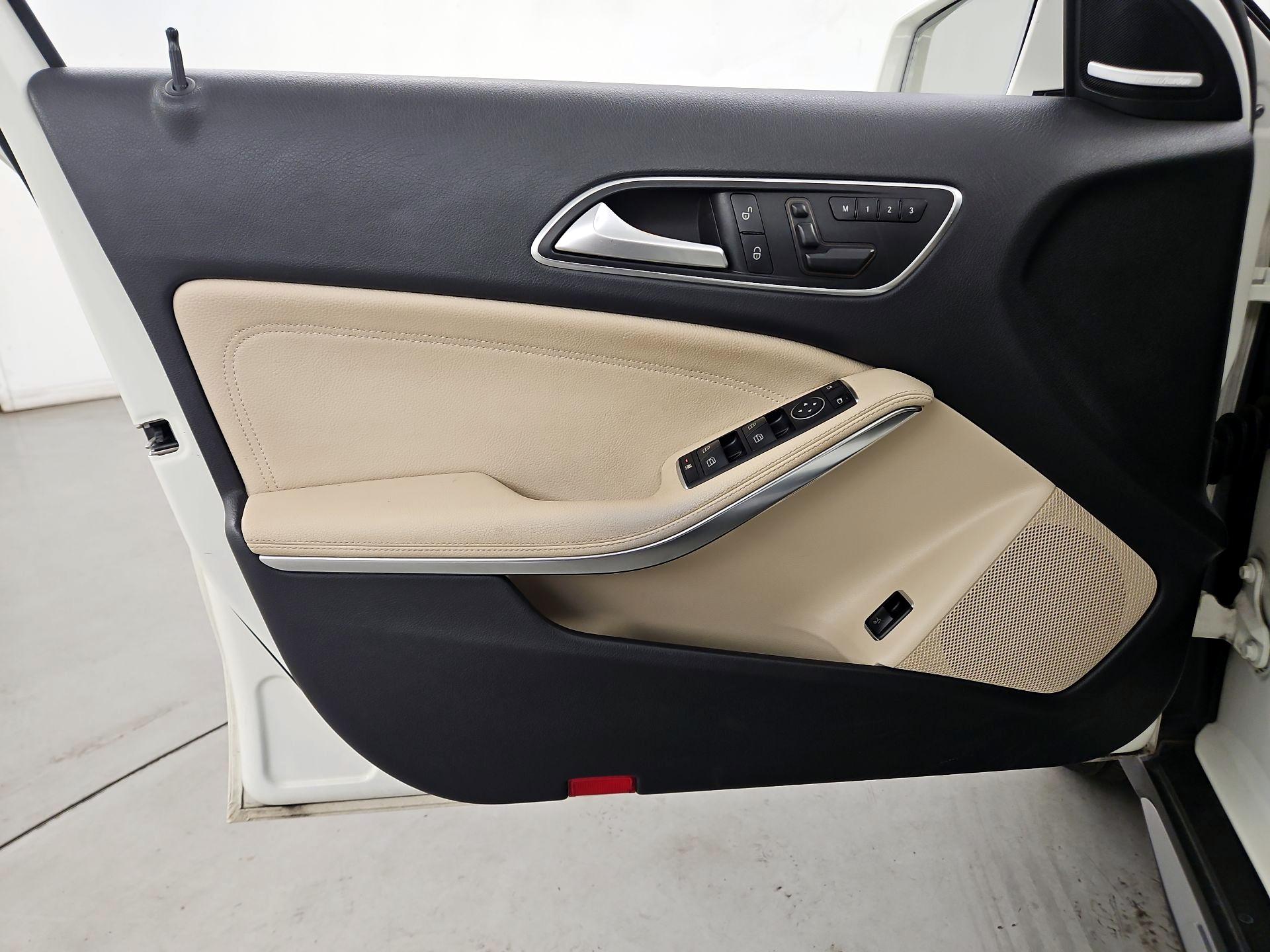 Thumbnail: 2015 Mercedes-Benz GLA - 12