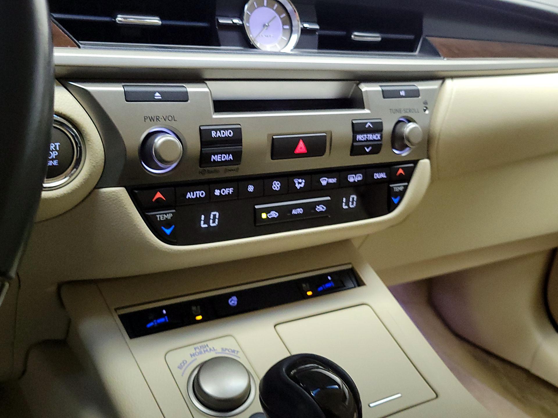 Thumbnail: 2014 Lexus ES - 16