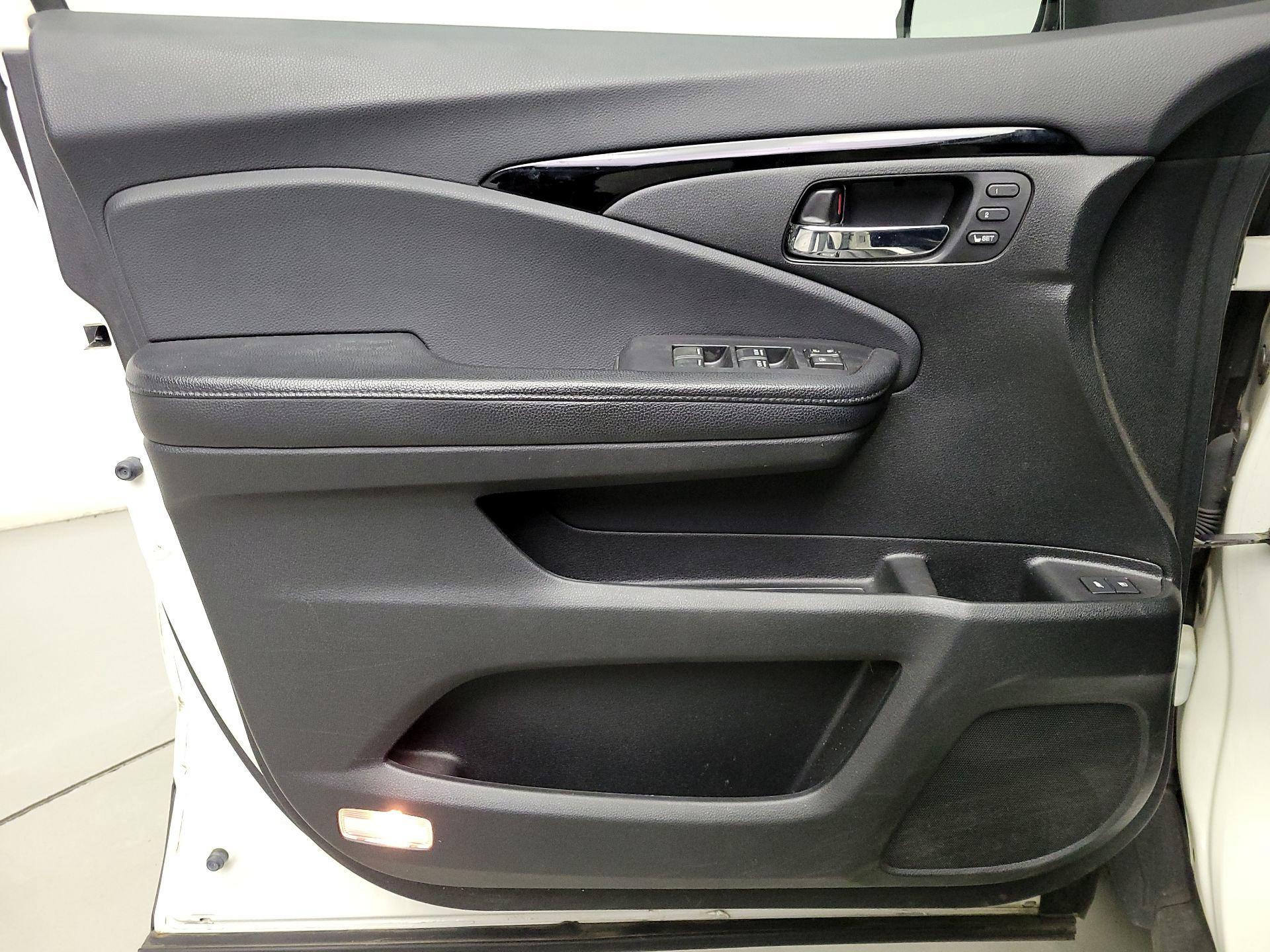 Thumbnail: 2017 Honda Pilot - 12