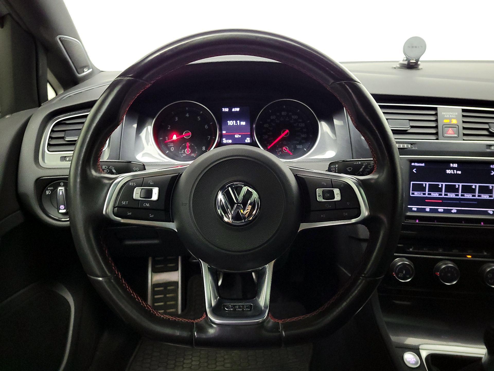 Thumbnail: 2017 Volkswagen Golf - 10