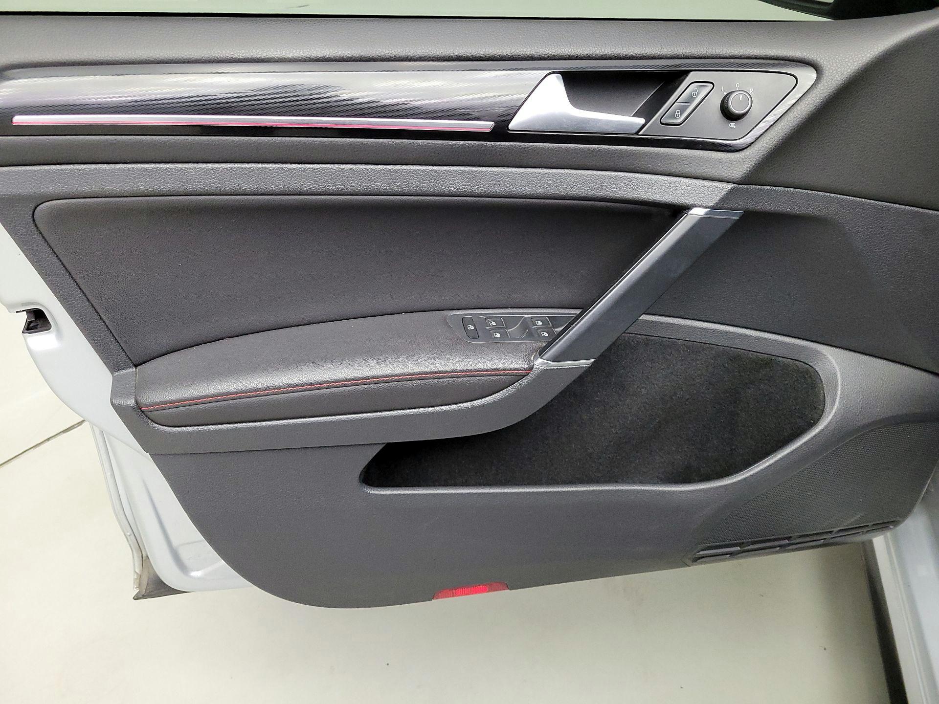 Thumbnail: 2017 Volkswagen Golf - 12