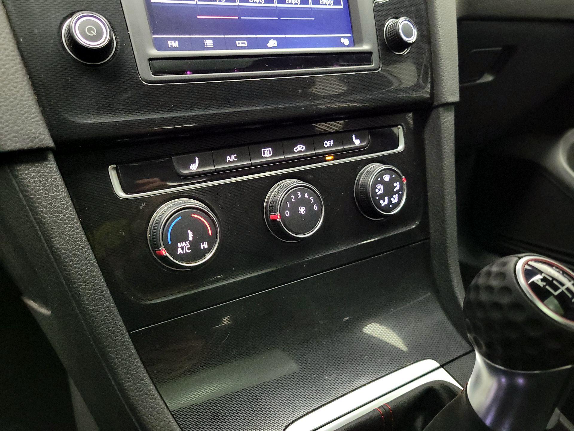 Thumbnail: 2017 Volkswagen Golf - 16