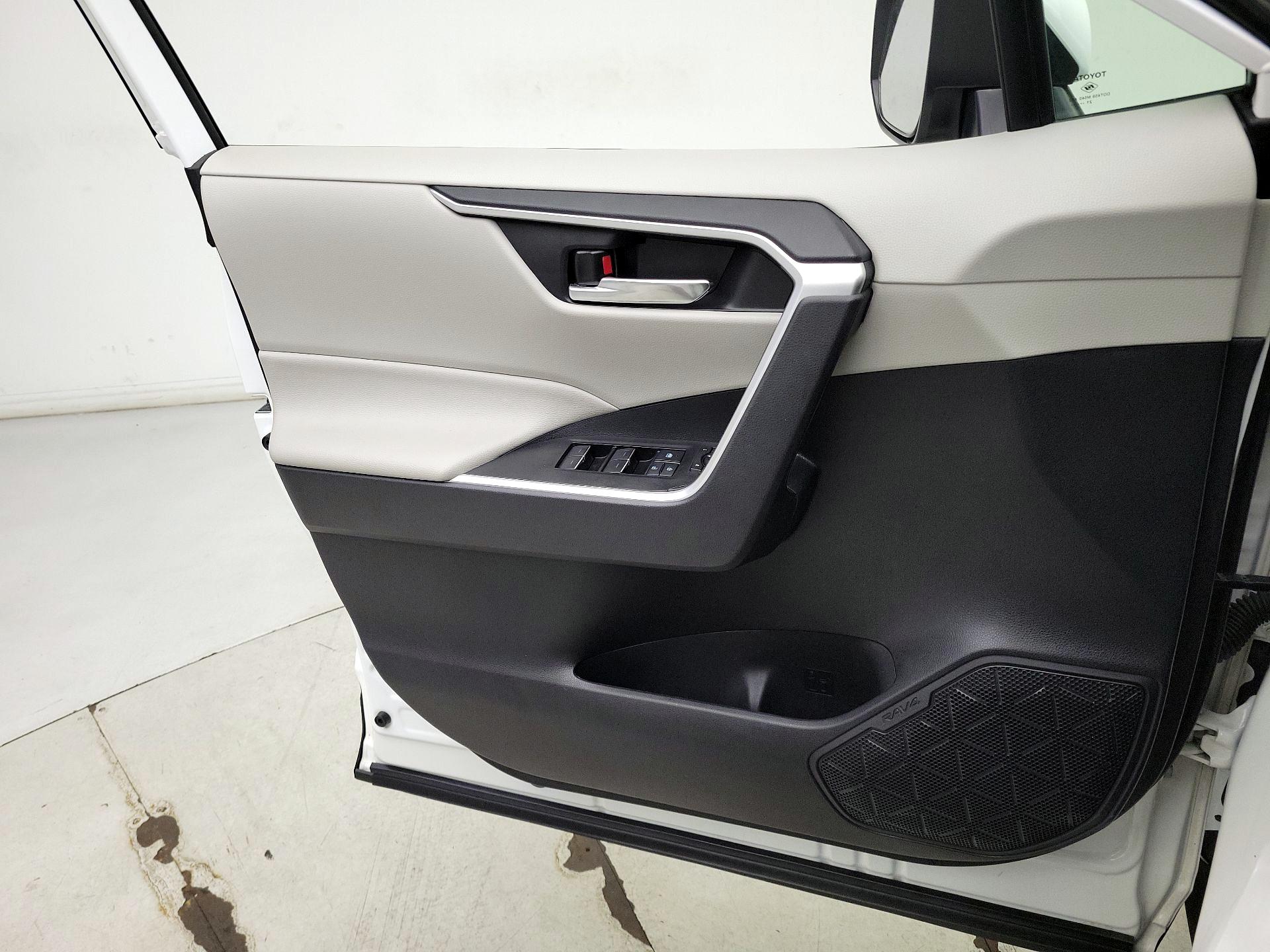 Thumbnail: 2022 Toyota RAV4 - 12