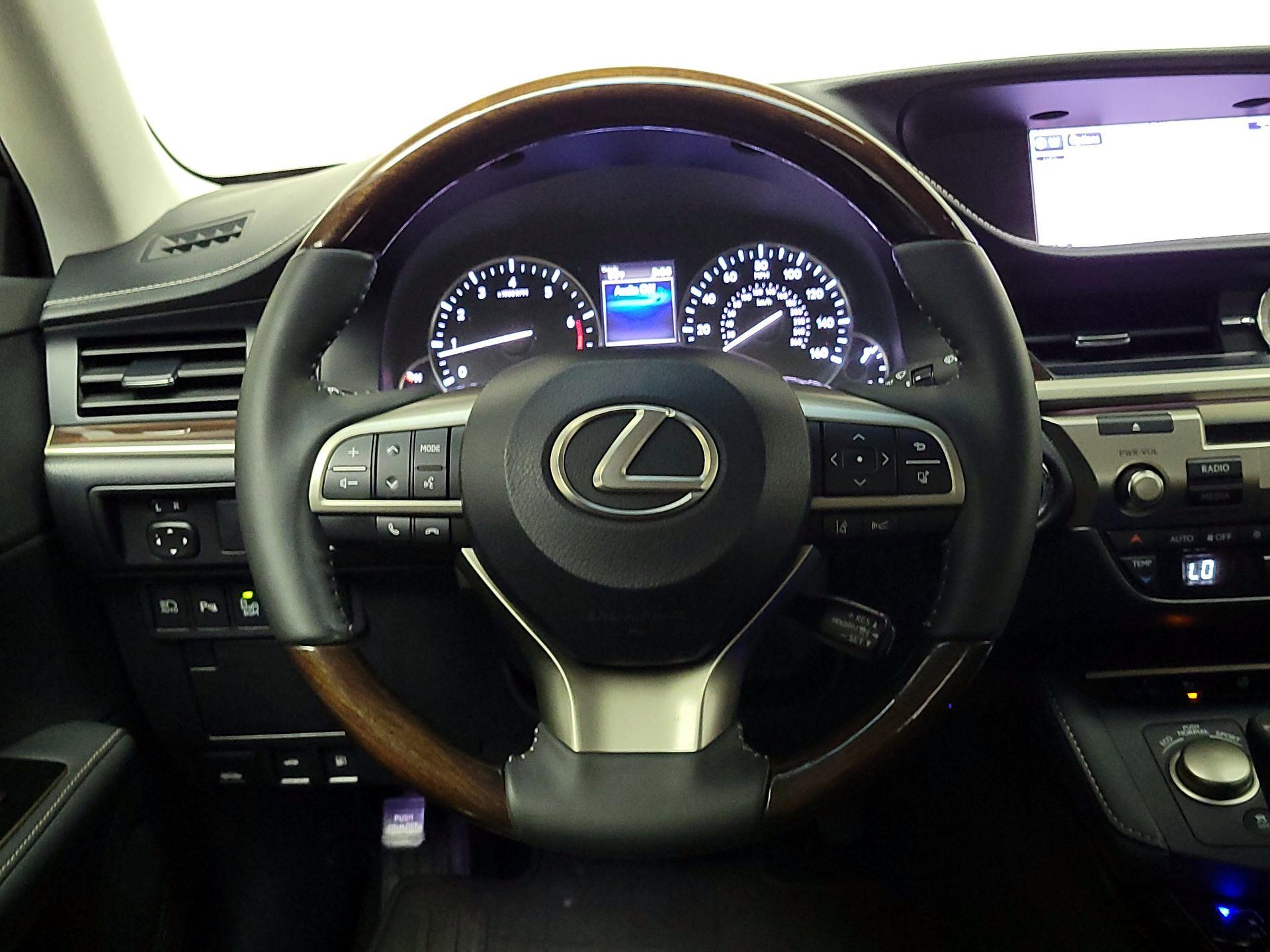 Thumbnail: 2016 Lexus ES - 10