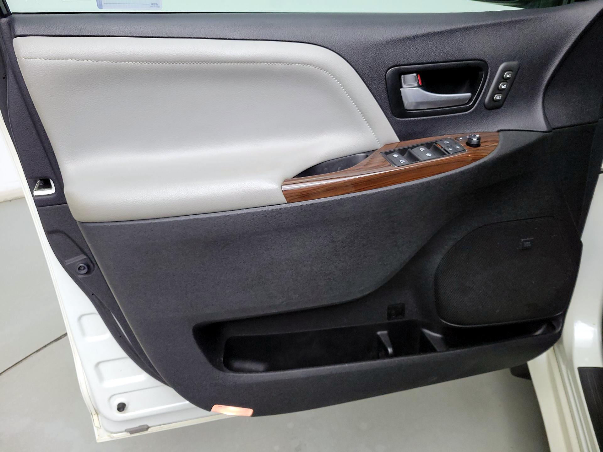 Thumbnail: 2015 Toyota Sienna - 12