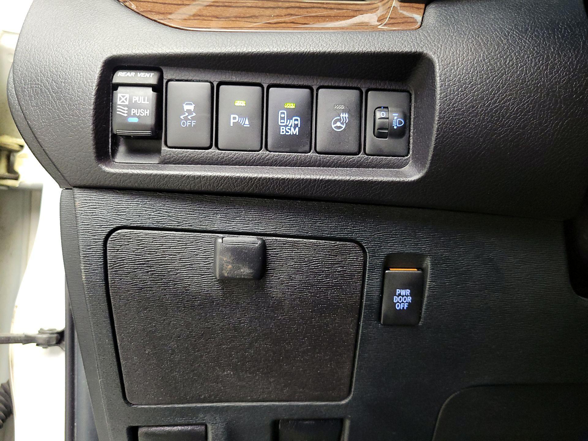 Thumbnail: 2015 Toyota Sienna - 13