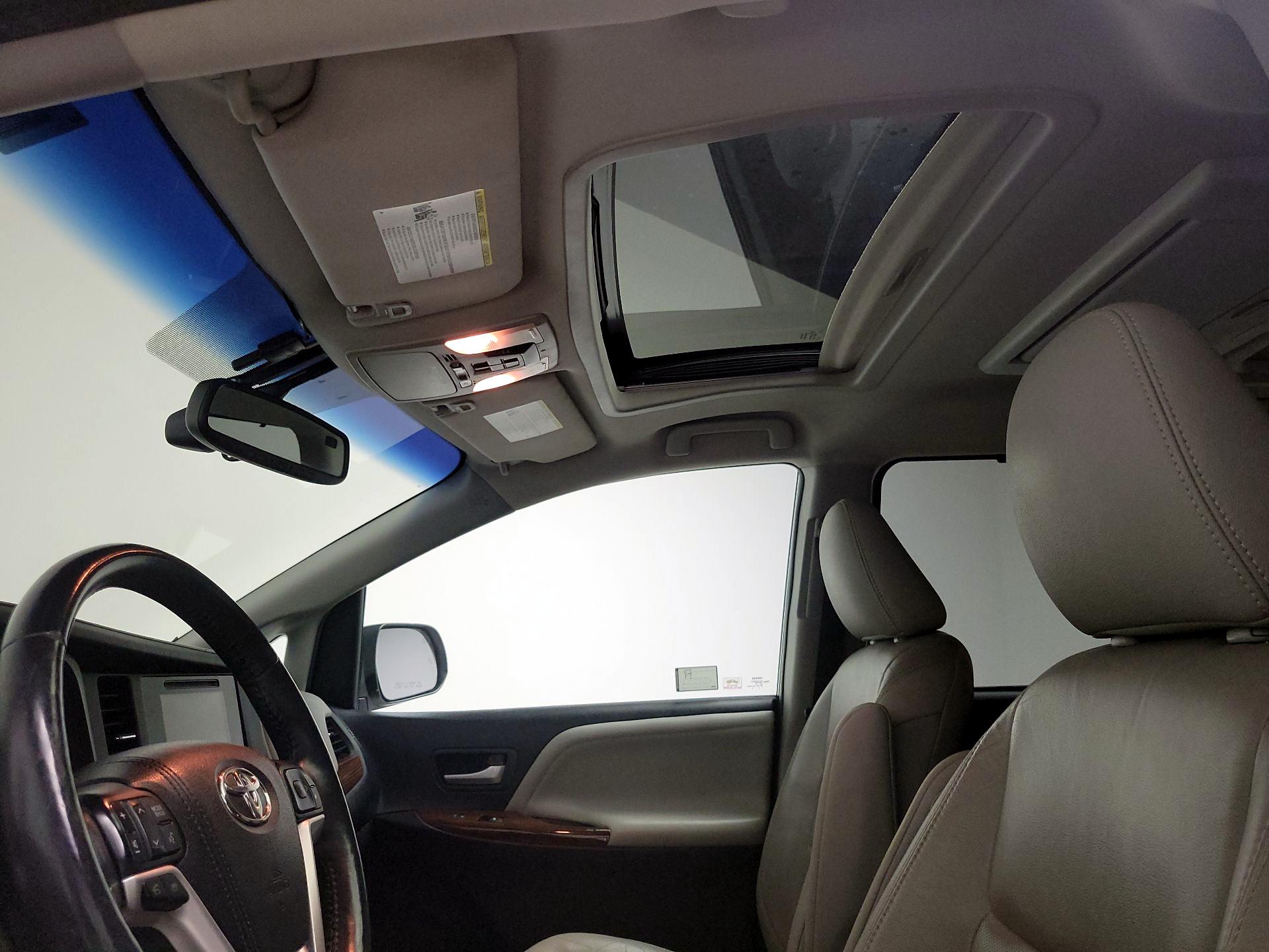 Thumbnail: 2015 Toyota Sienna - 20