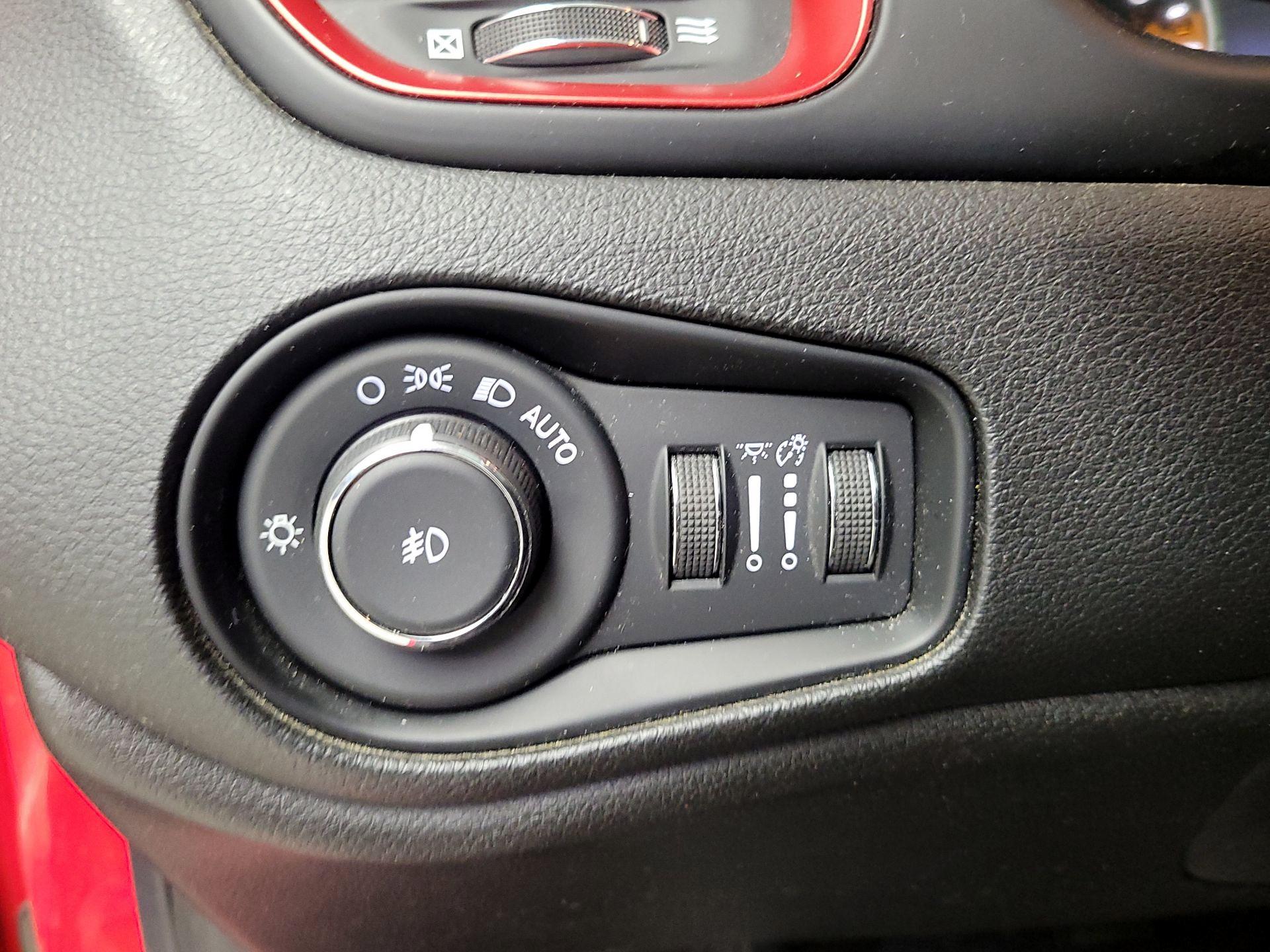 Thumbnail: 2018 Jeep Renegade - 13