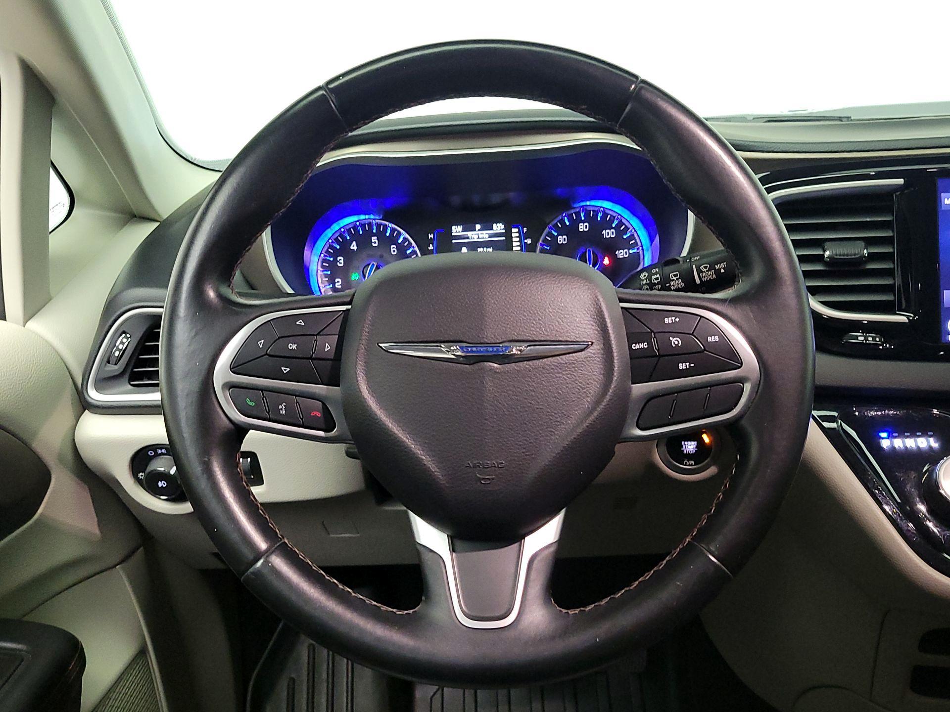 Thumbnail: 2018 Chrysler Pacifica - 10