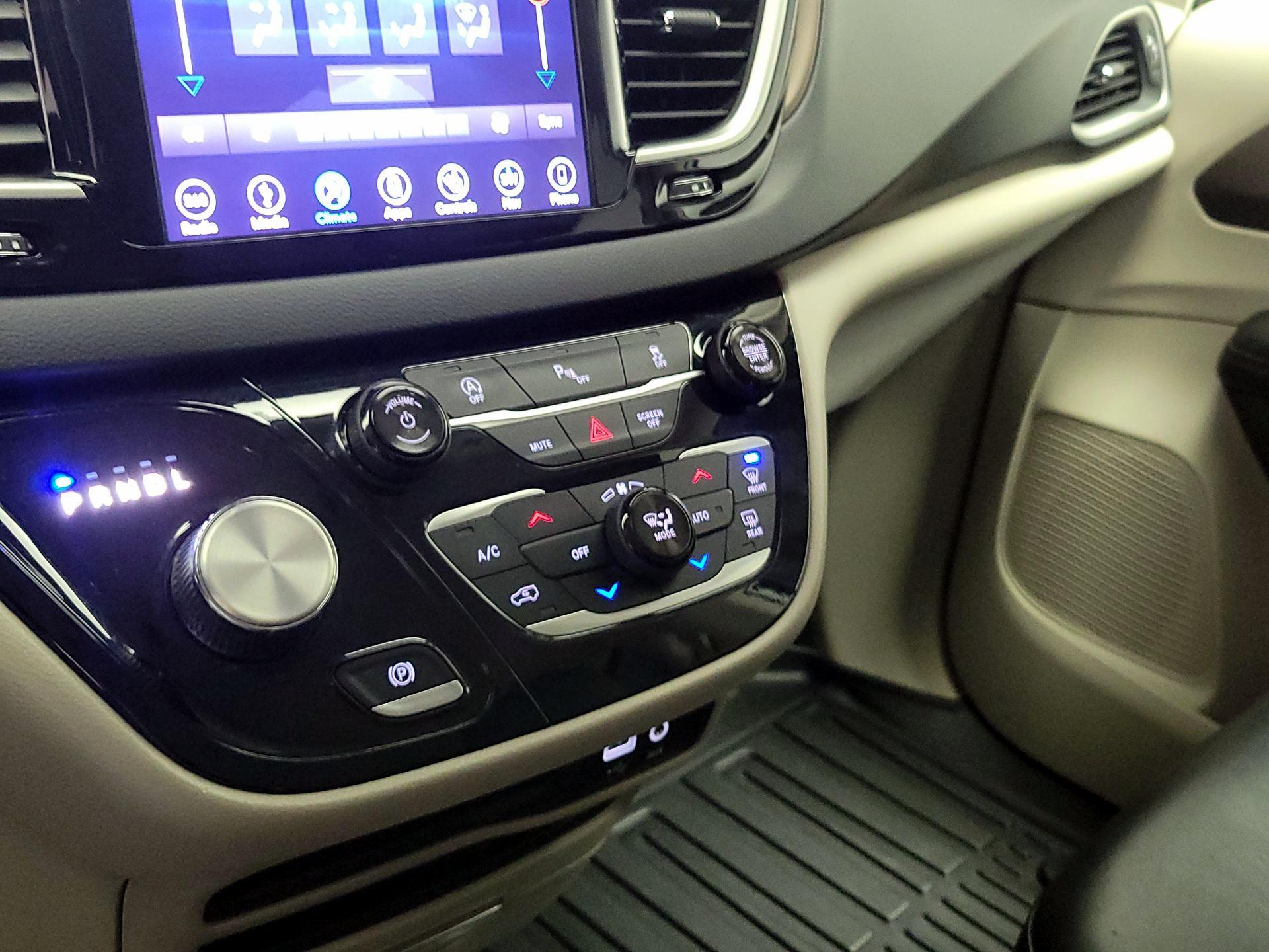 Thumbnail: 2018 Chrysler Pacifica - 17