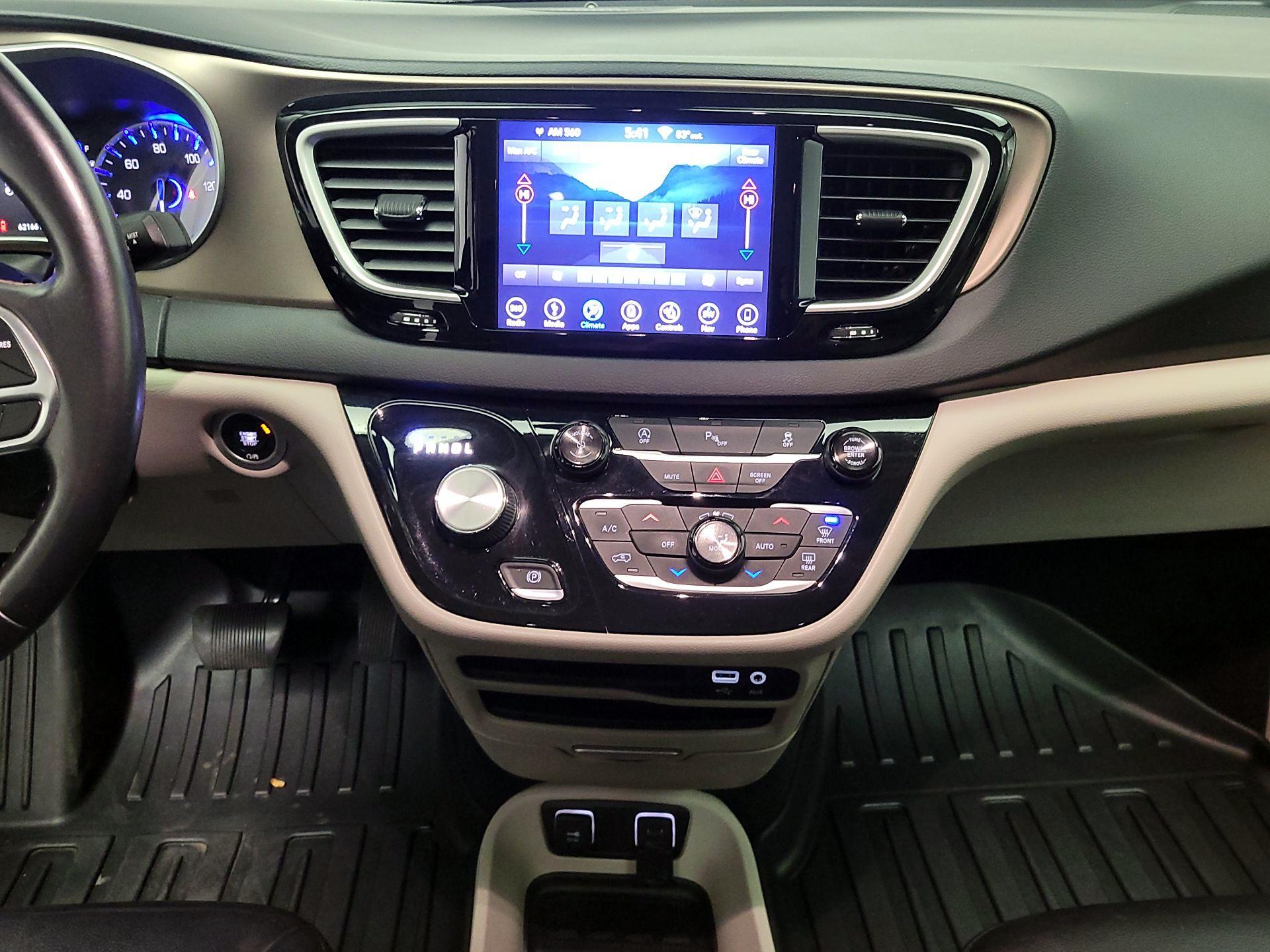 Thumbnail: 2018 Chrysler Pacifica - 18