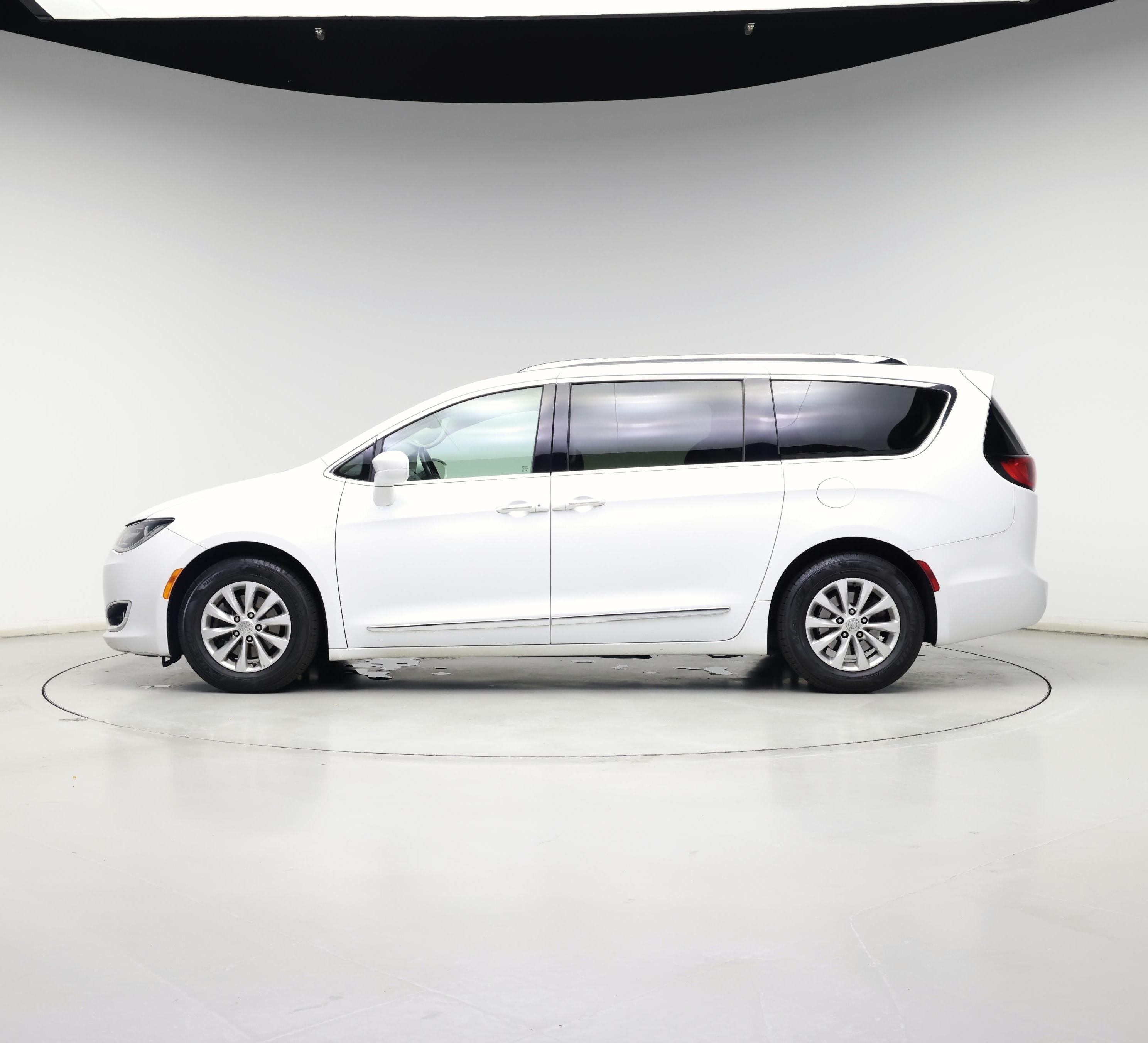 Thumbnail: 2018 Chrysler Pacifica - 3