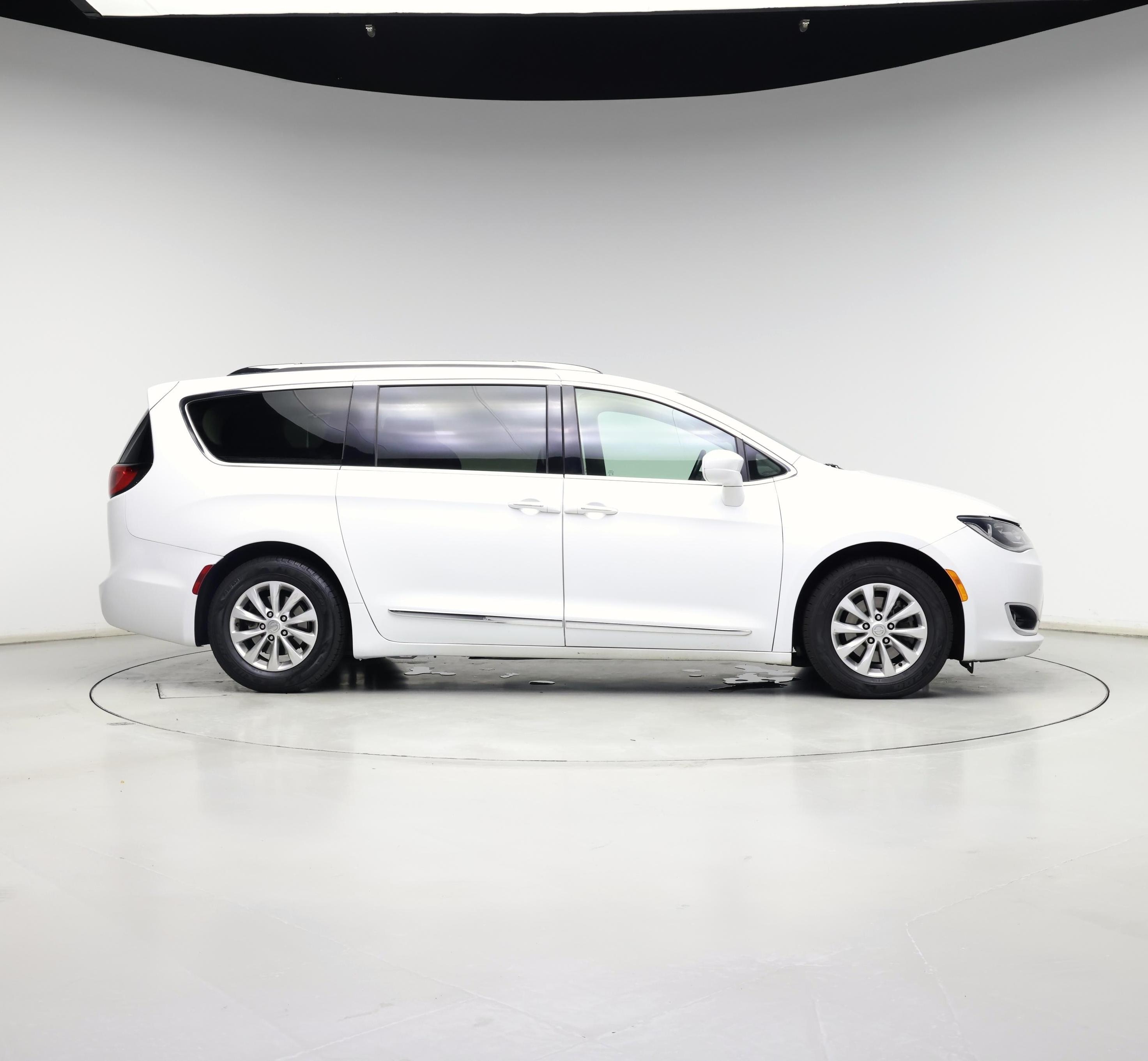 Thumbnail: 2018 Chrysler Pacifica - 7