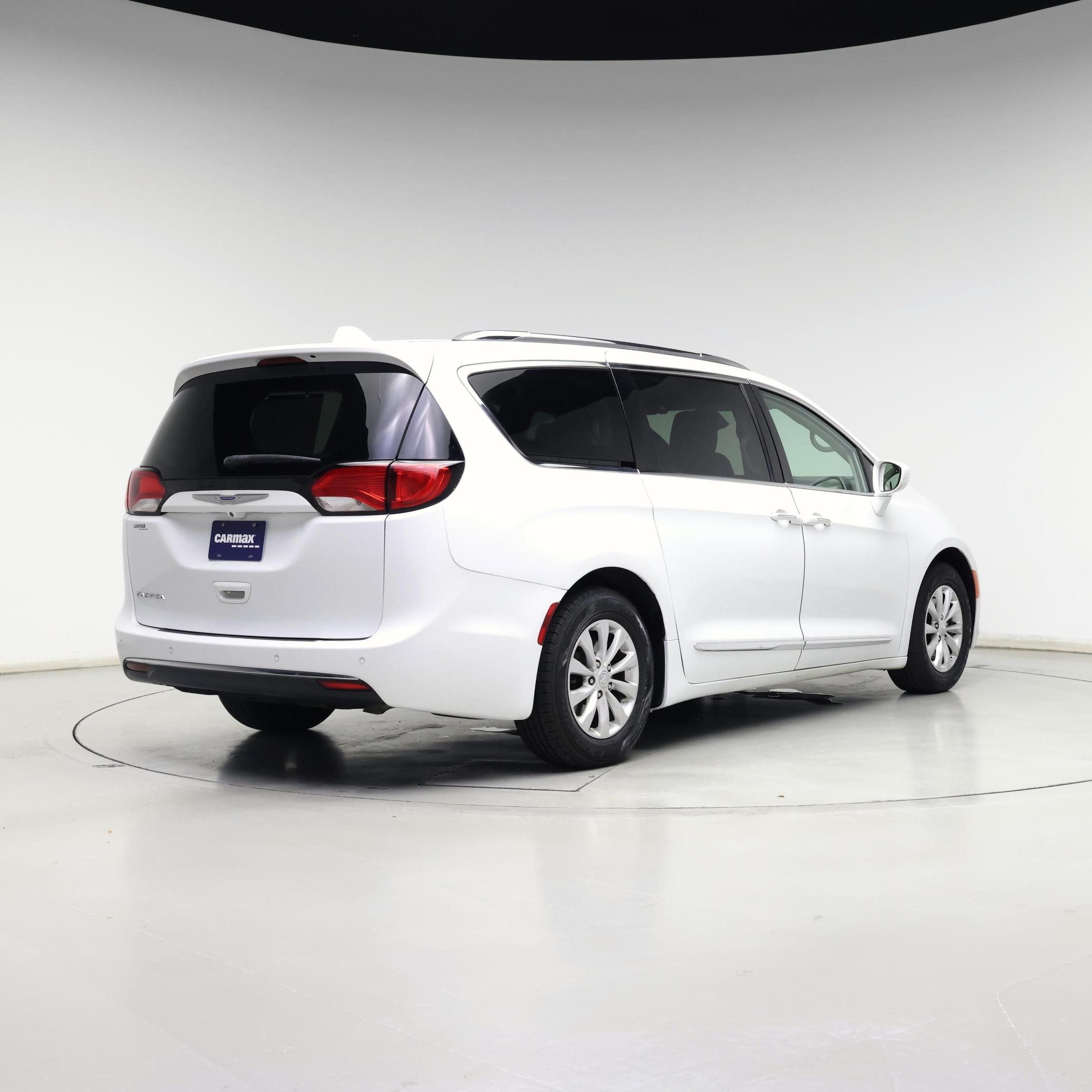 Thumbnail: 2018 Chrysler Pacifica - 8