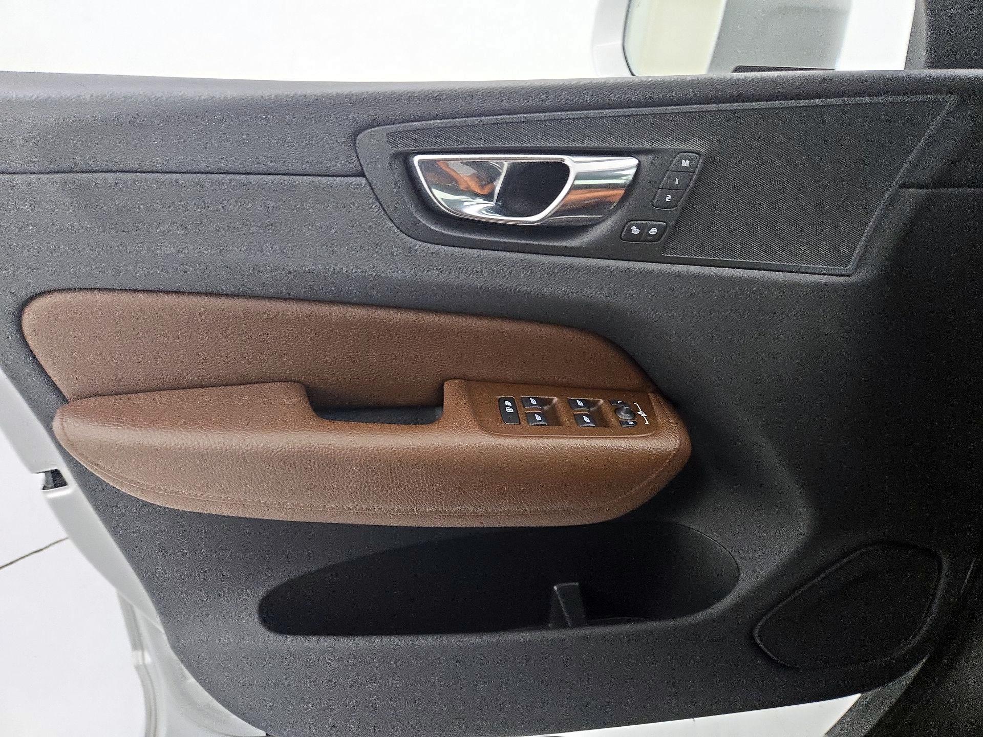 Thumbnail: 2018 Volvo XC60 - 12