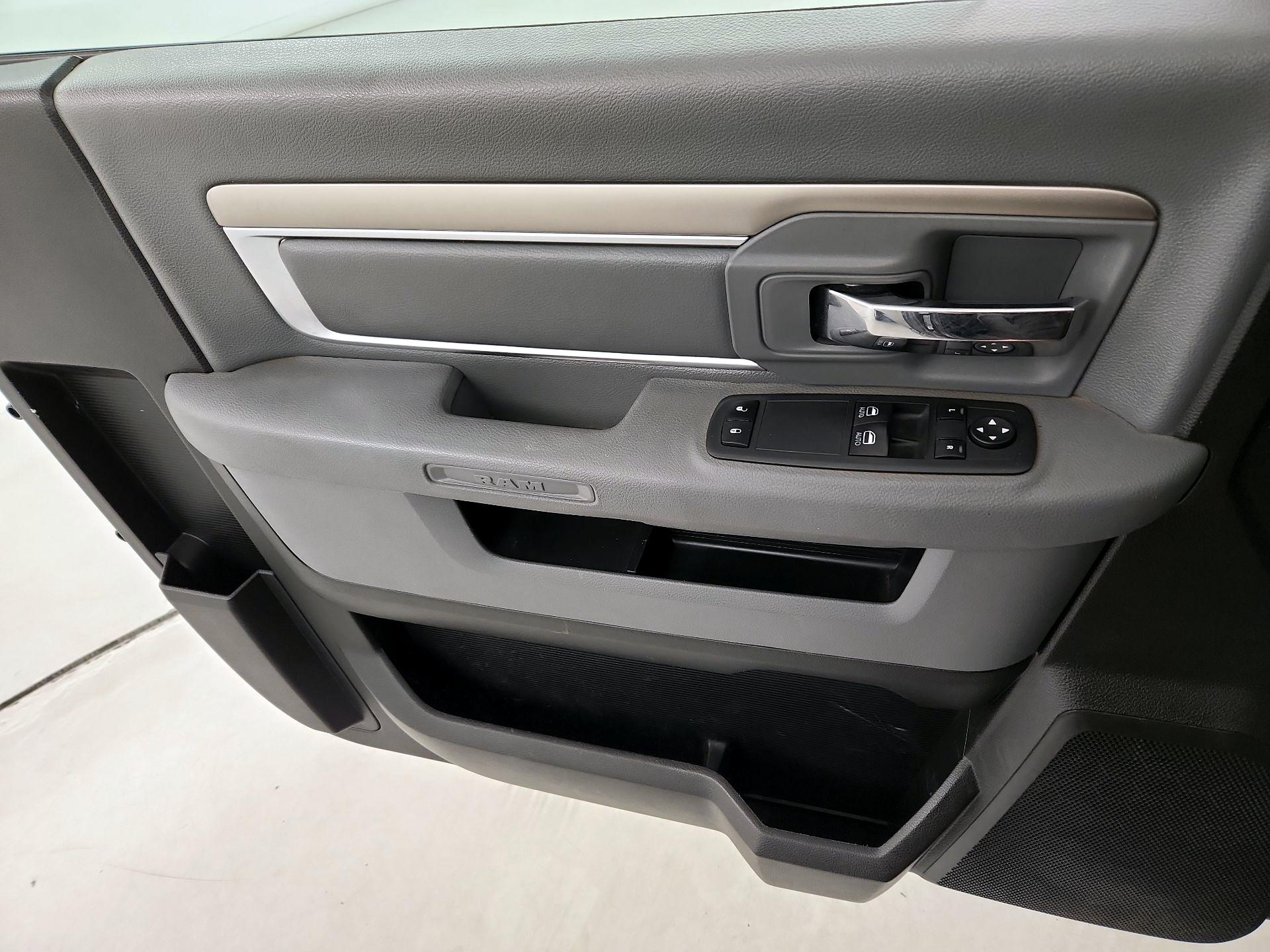 Thumbnail: 2020 RAM 1500 Classic - 12