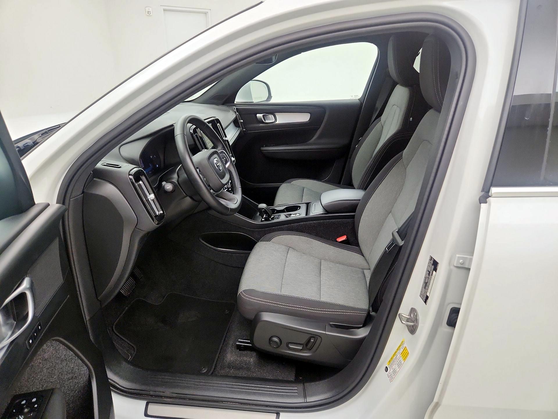 Thumbnail: 2025 Volvo XC40 - 11