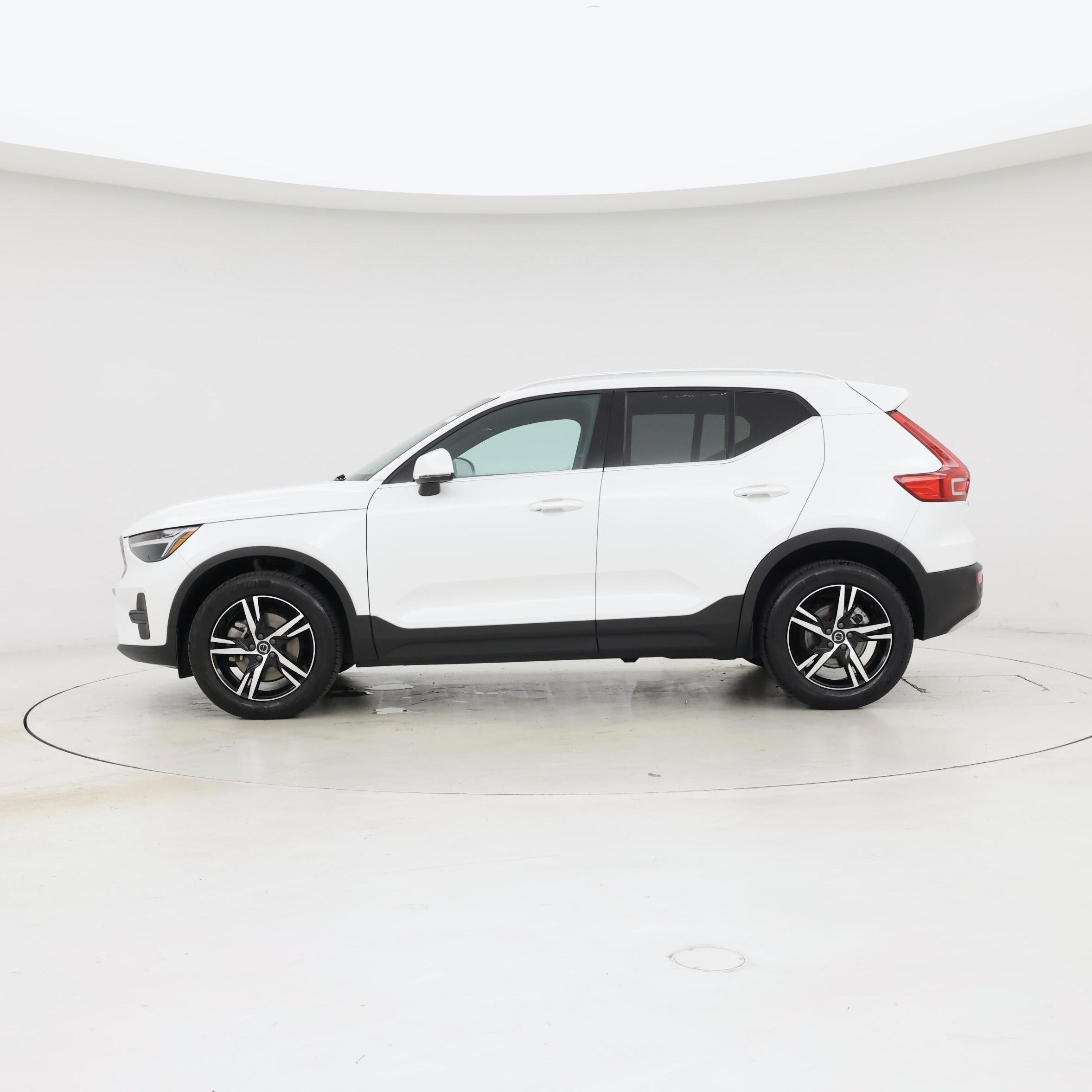 Thumbnail: 2025 Volvo XC40 - 3