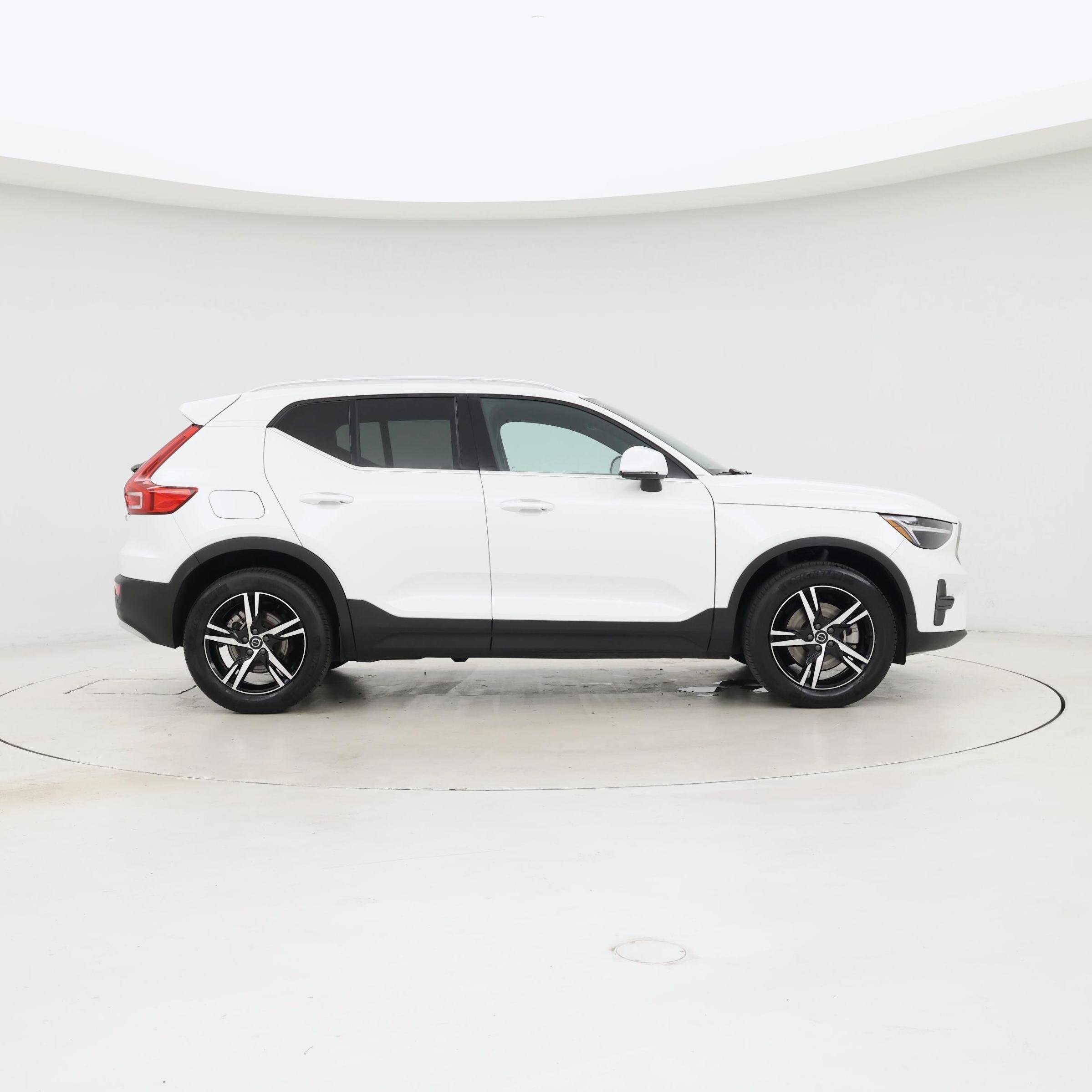 Thumbnail: 2025 Volvo XC40 - 7