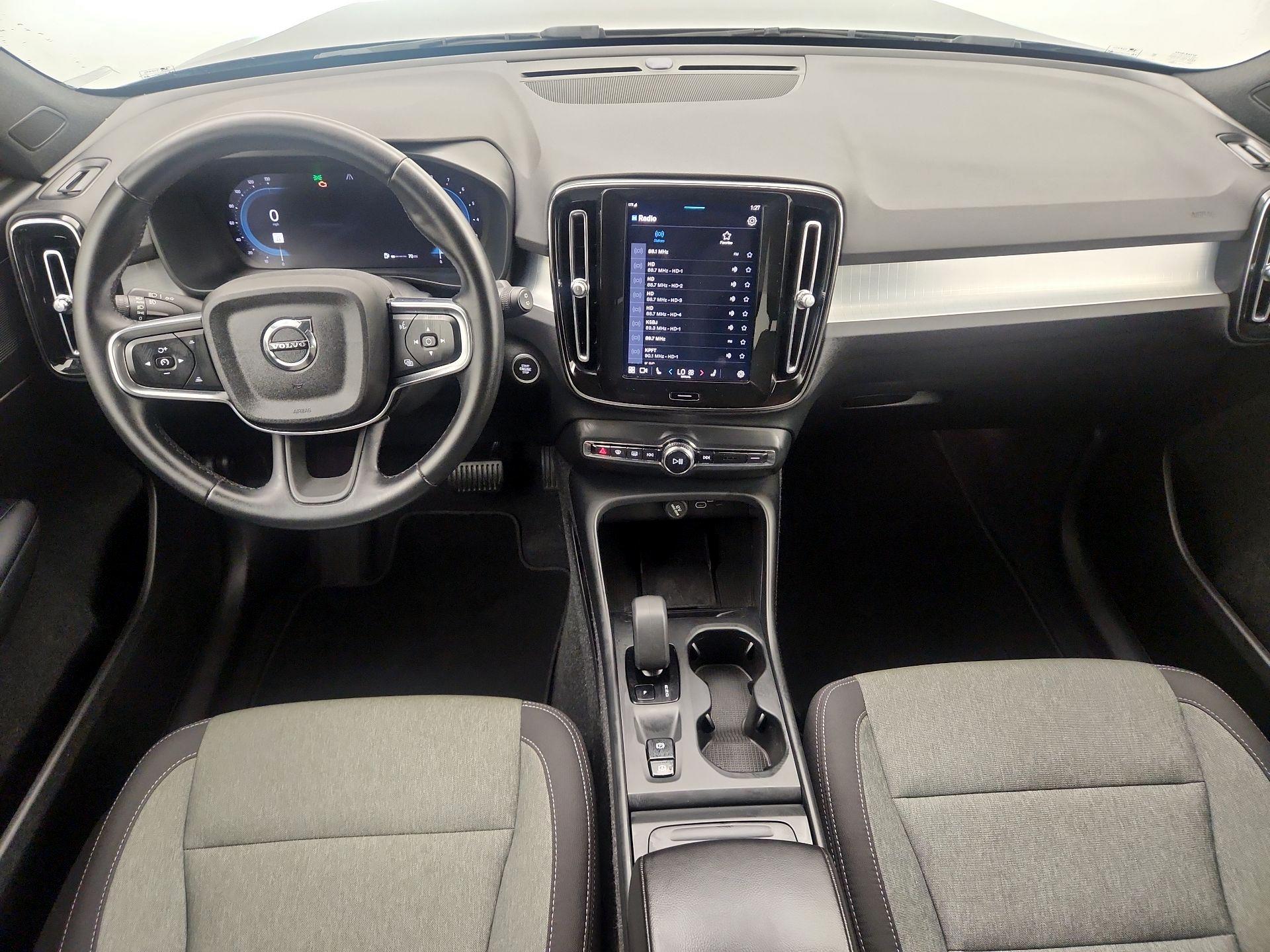 Thumbnail: 2025 Volvo XC40 - 9