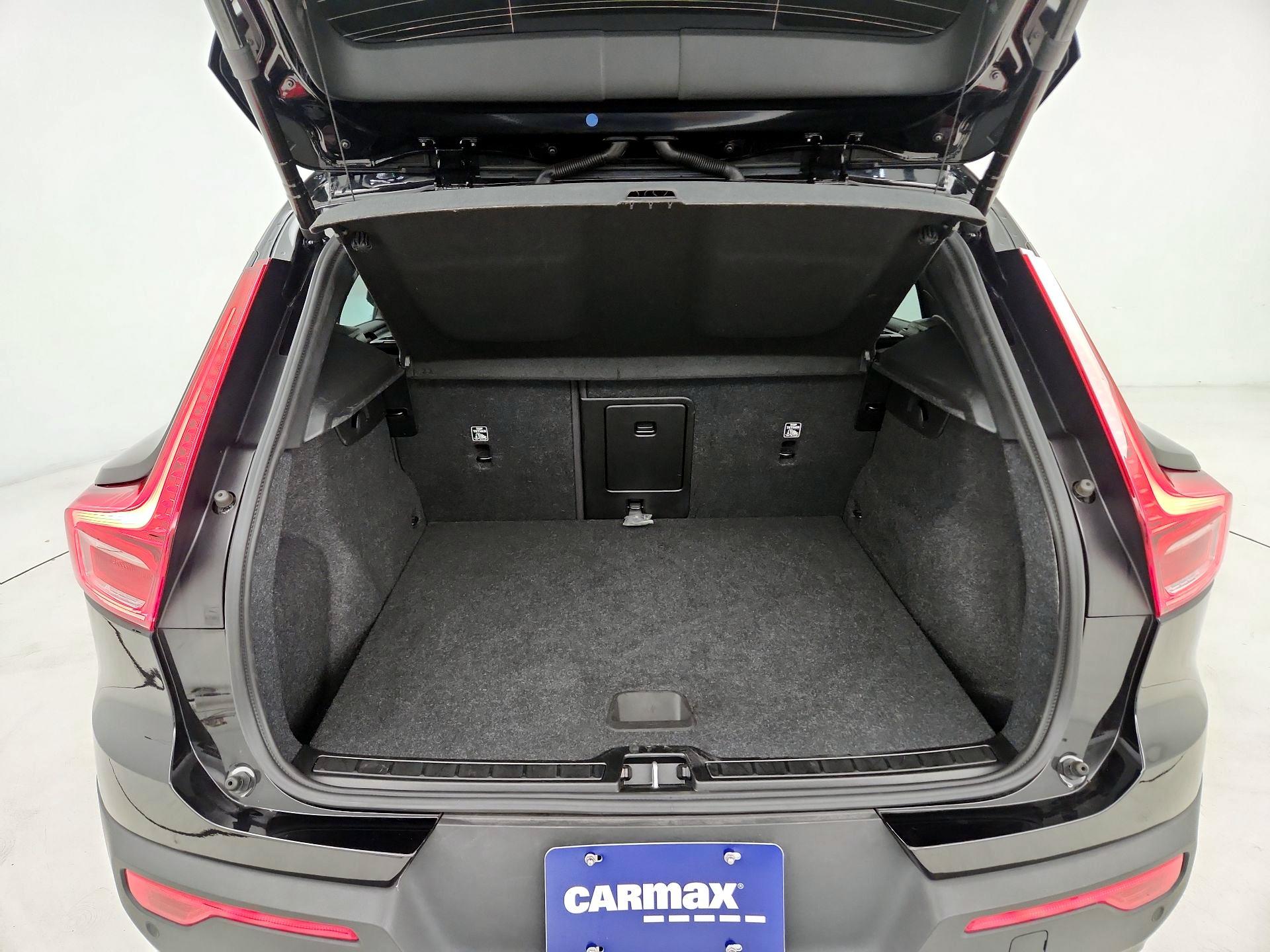 Thumbnail: 2025 Volvo XC40 - 16