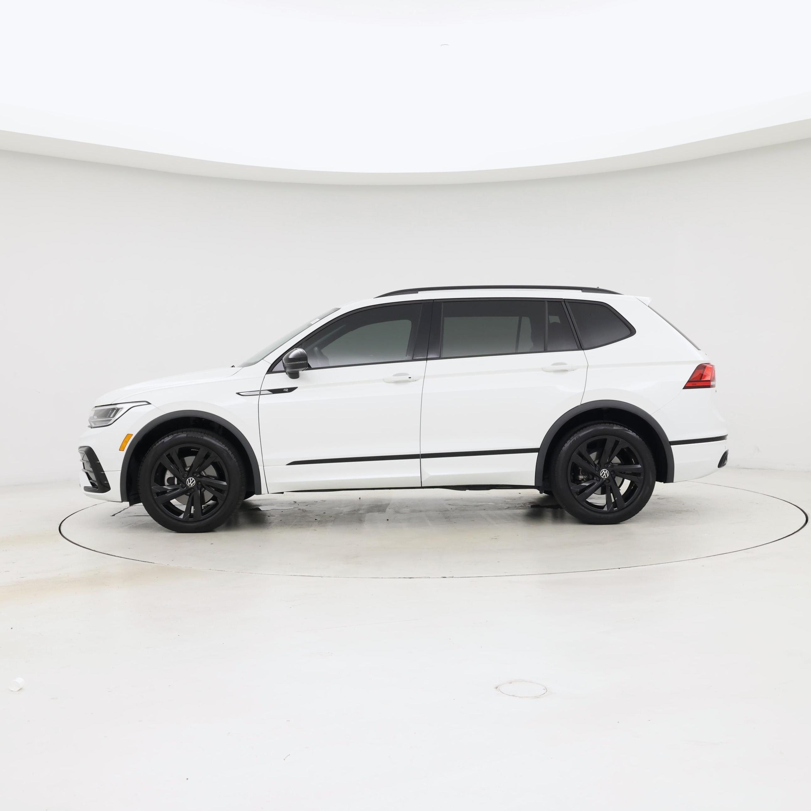 Thumbnail: 2023 Volkswagen Tiguan - 3