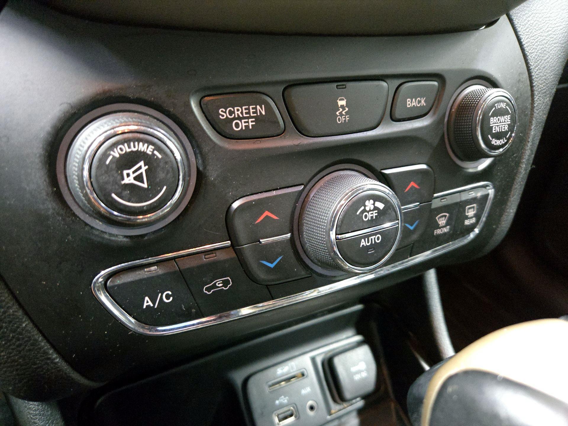 Thumbnail: 2016 Jeep Cherokee - 16