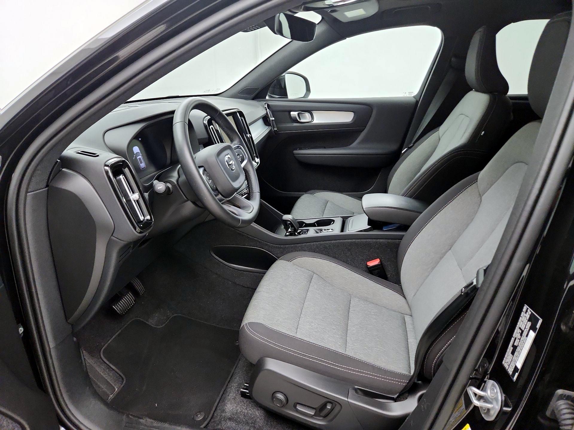 Thumbnail: 2025 Volvo XC40 - 11
